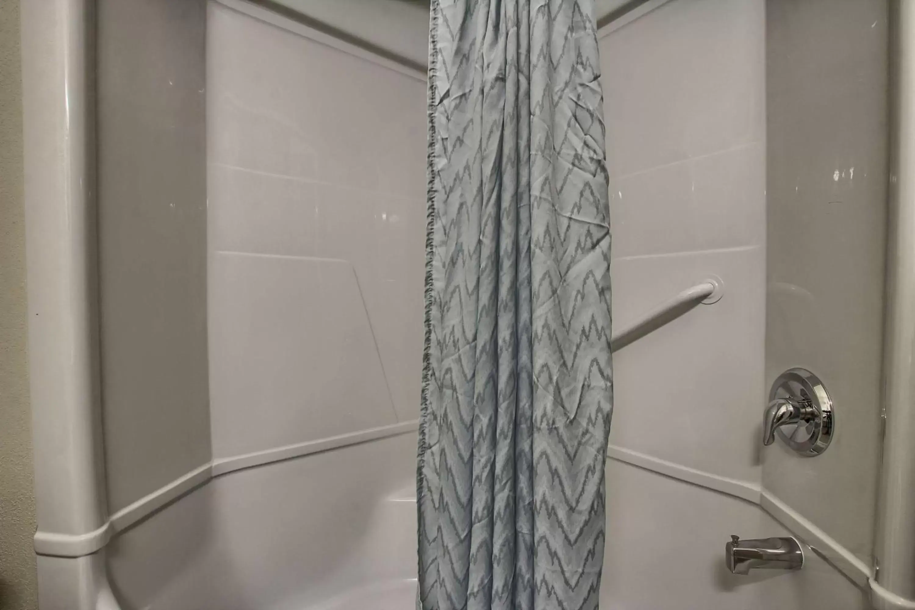 Shower, Bathroom in Motel 6-London, ON - Ontario