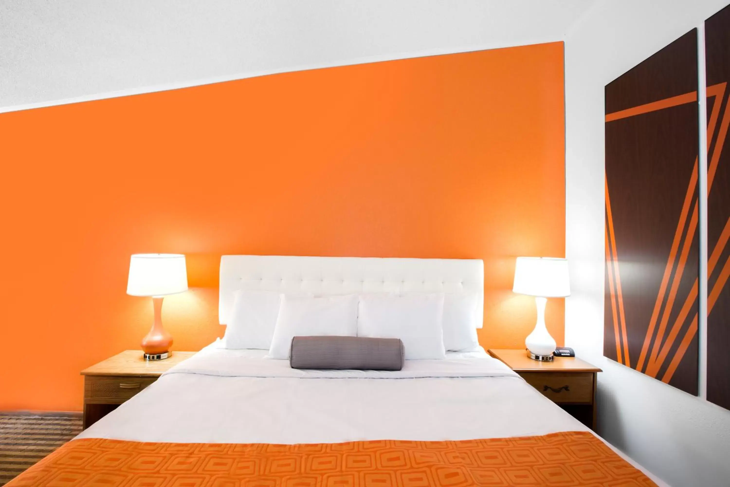 Bed in Howard Johnson by Wyndham Wilmington Bed in Howard Johnson by Wyndham Wilmington