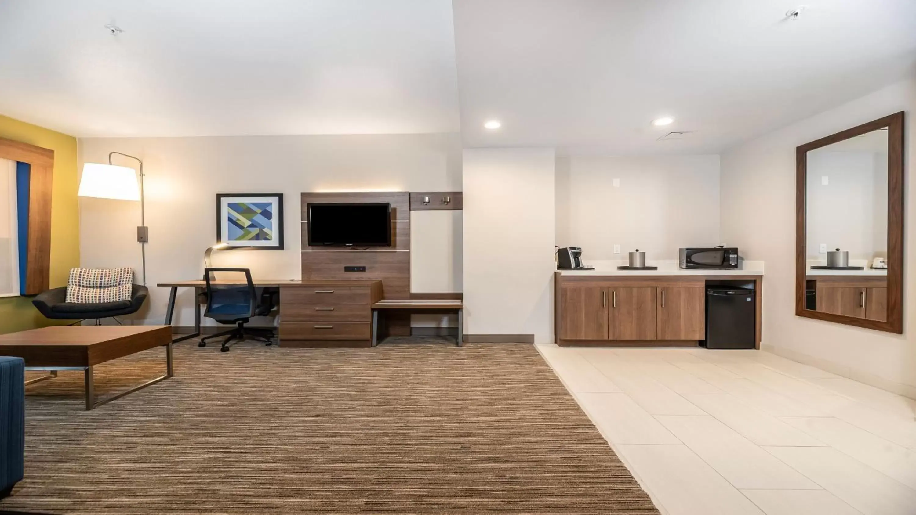 Photo of the whole room, Kitchen/Kitchenette in Holiday Inn Express Fremont - Milpitas Central, an IHG Hotel