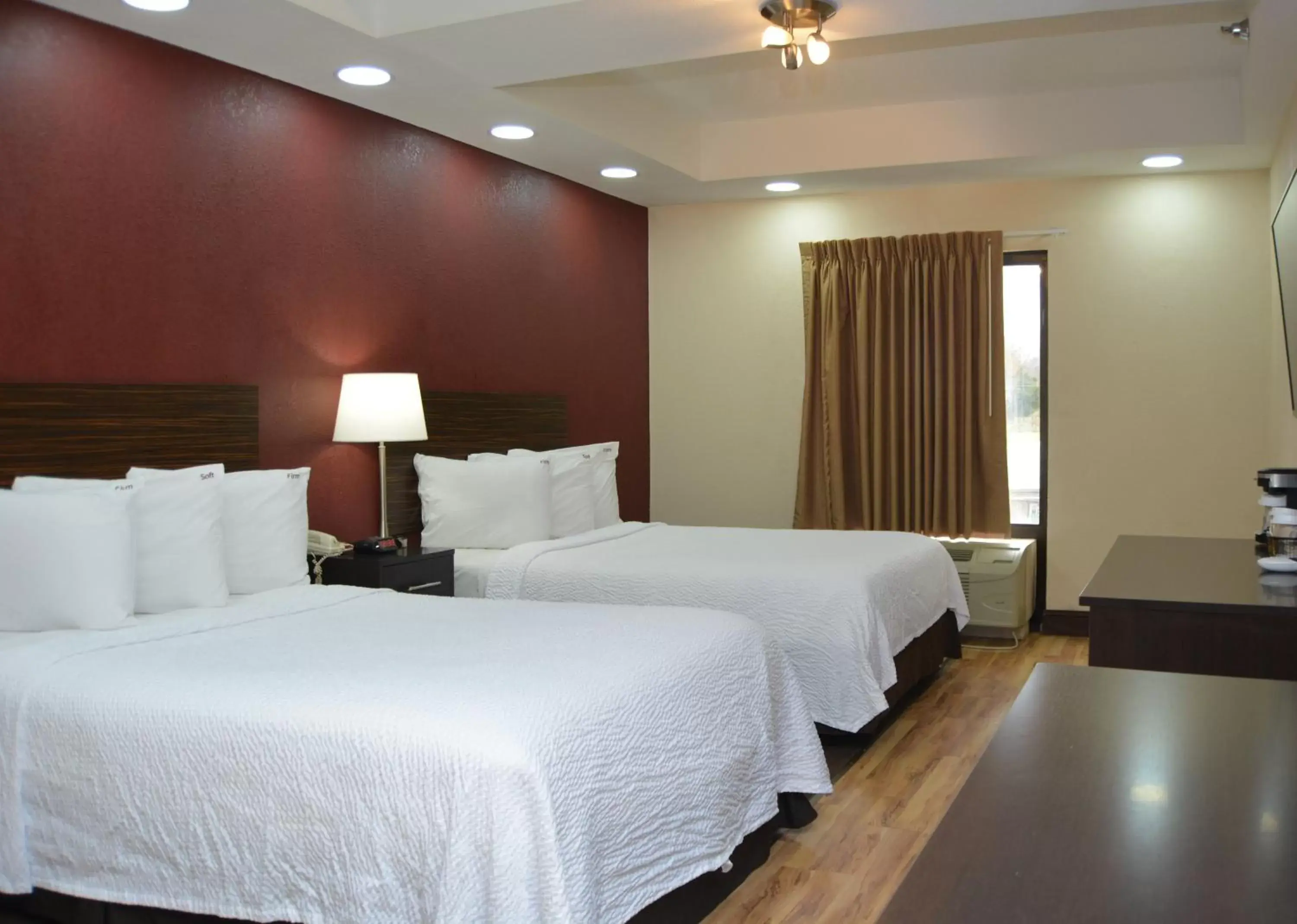 Photo of the whole room, Bed in Red Roof Inn PLUS+ & Suites Chattanooga - Downtown