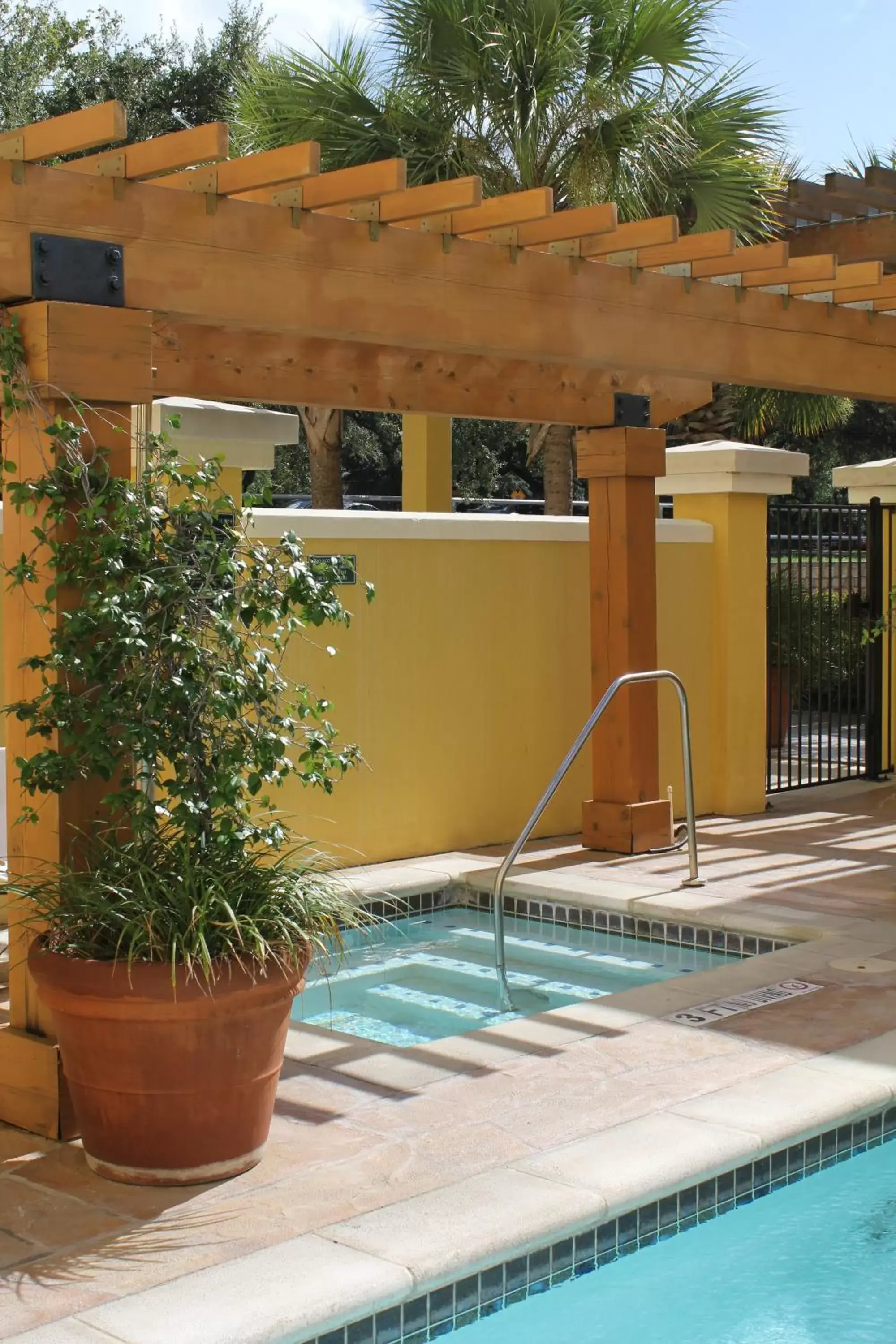 Hot Tub, Swimming Pool in La Quinta by Wyndham San Antonio Medical Ctr. NW