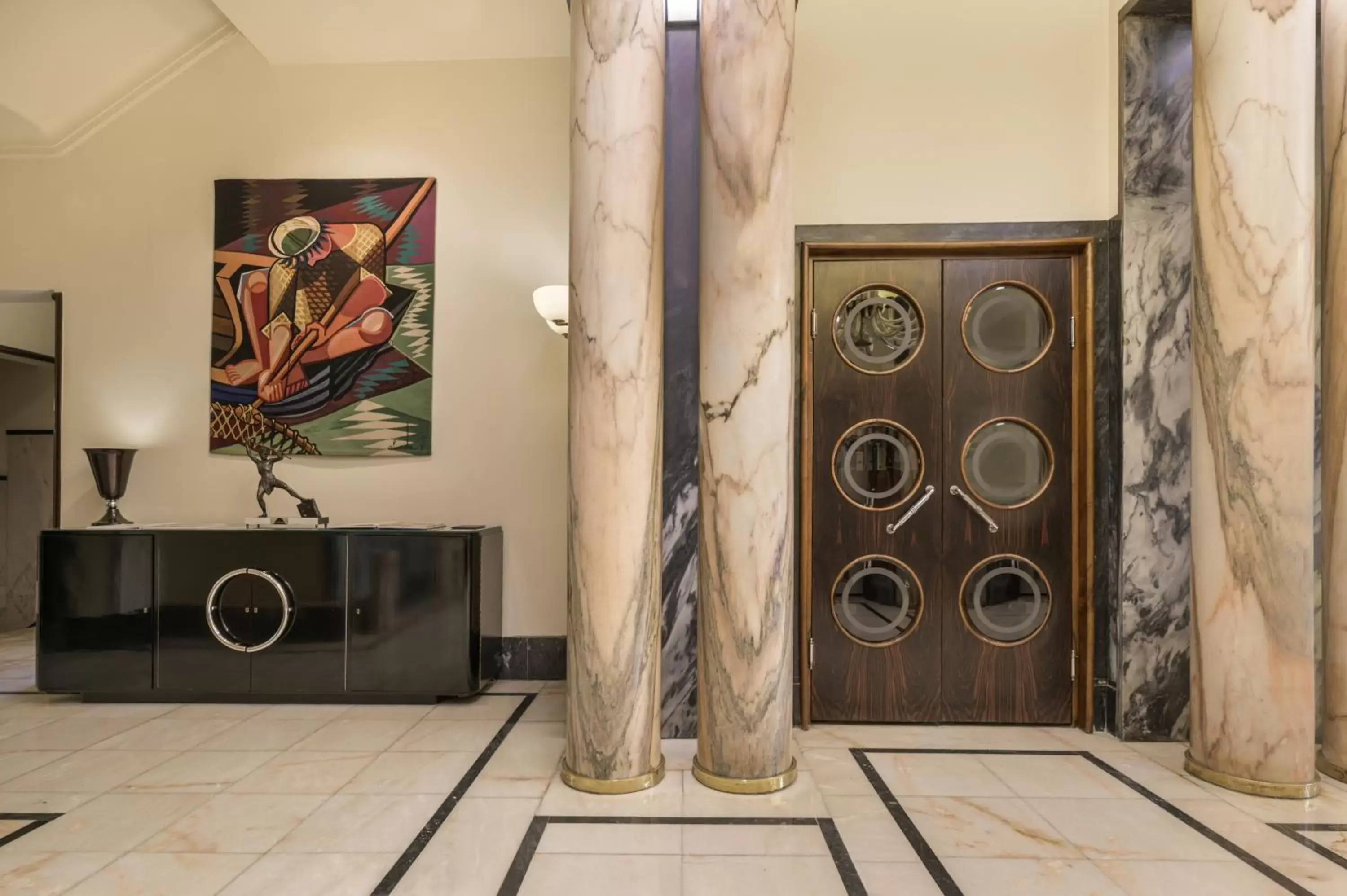 Lounge or bar, TV/Entertainment Center in Hotel Britania Art Deco - Lisbon Heritage Collection - Avenida