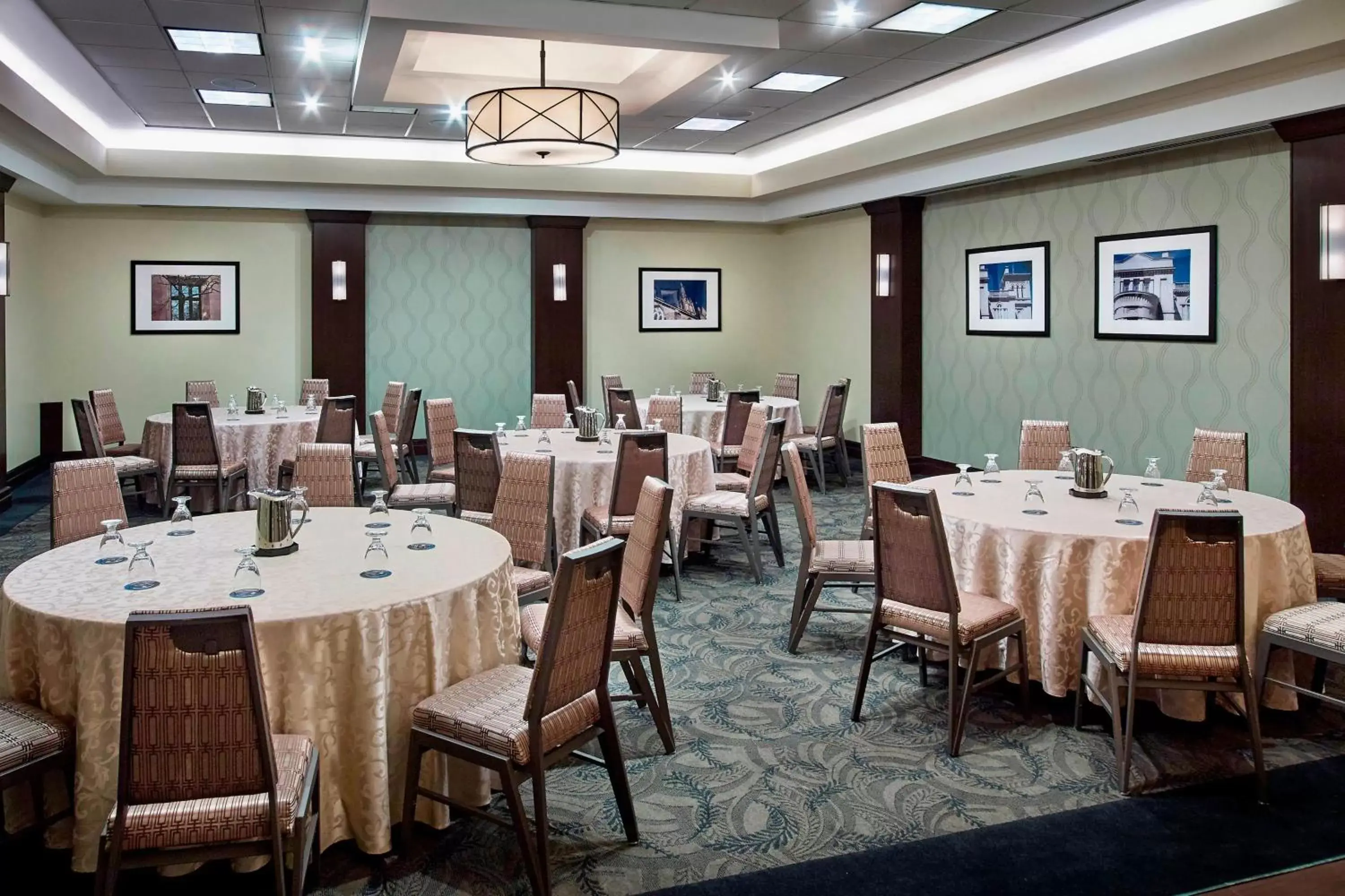 Meeting/conference room, Restaurant/Places to Eat in Sheraton Hamilton Hotel