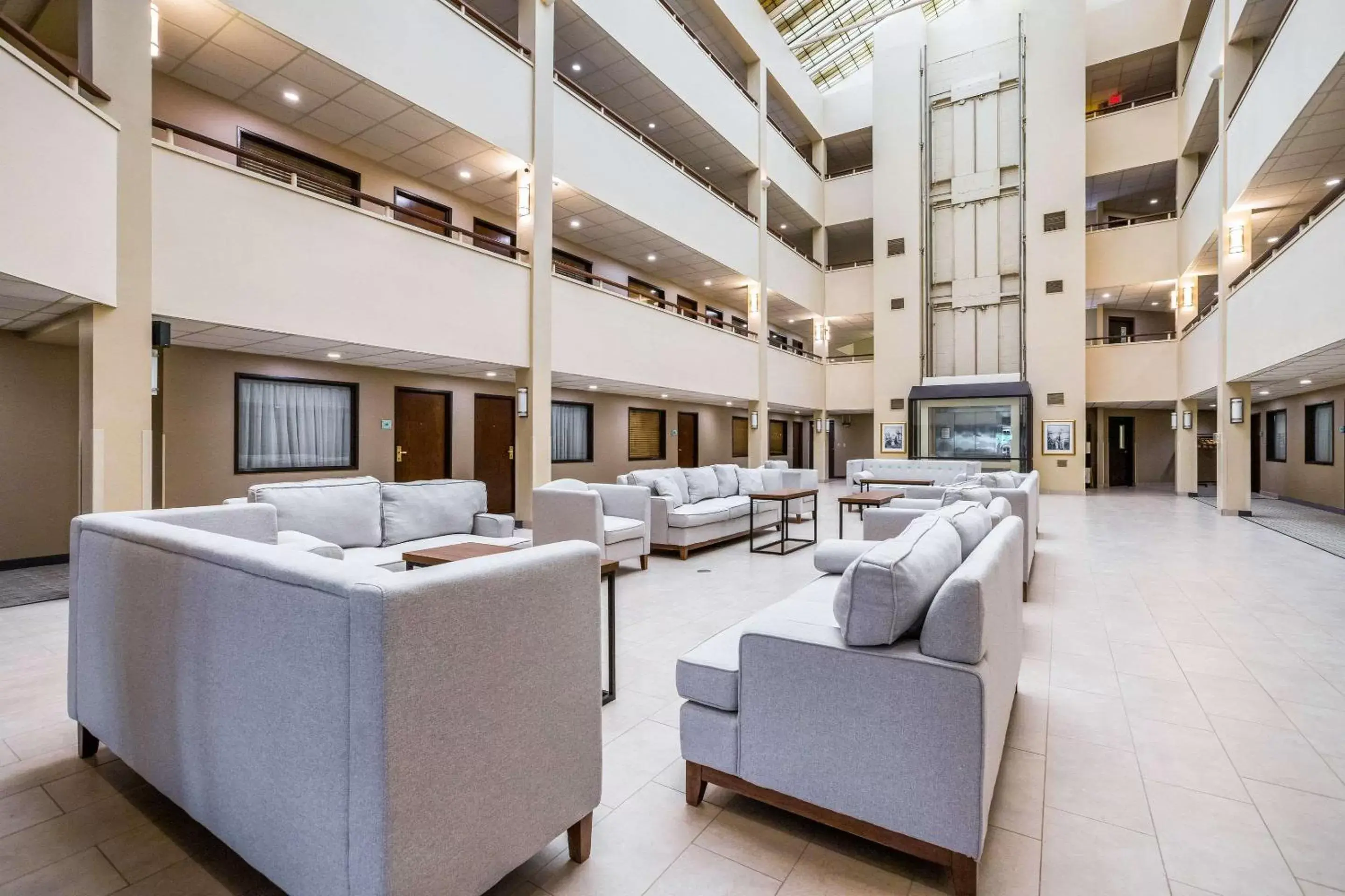 Lobby or reception, Seating Area in Quality Suites Hotel - Lansing