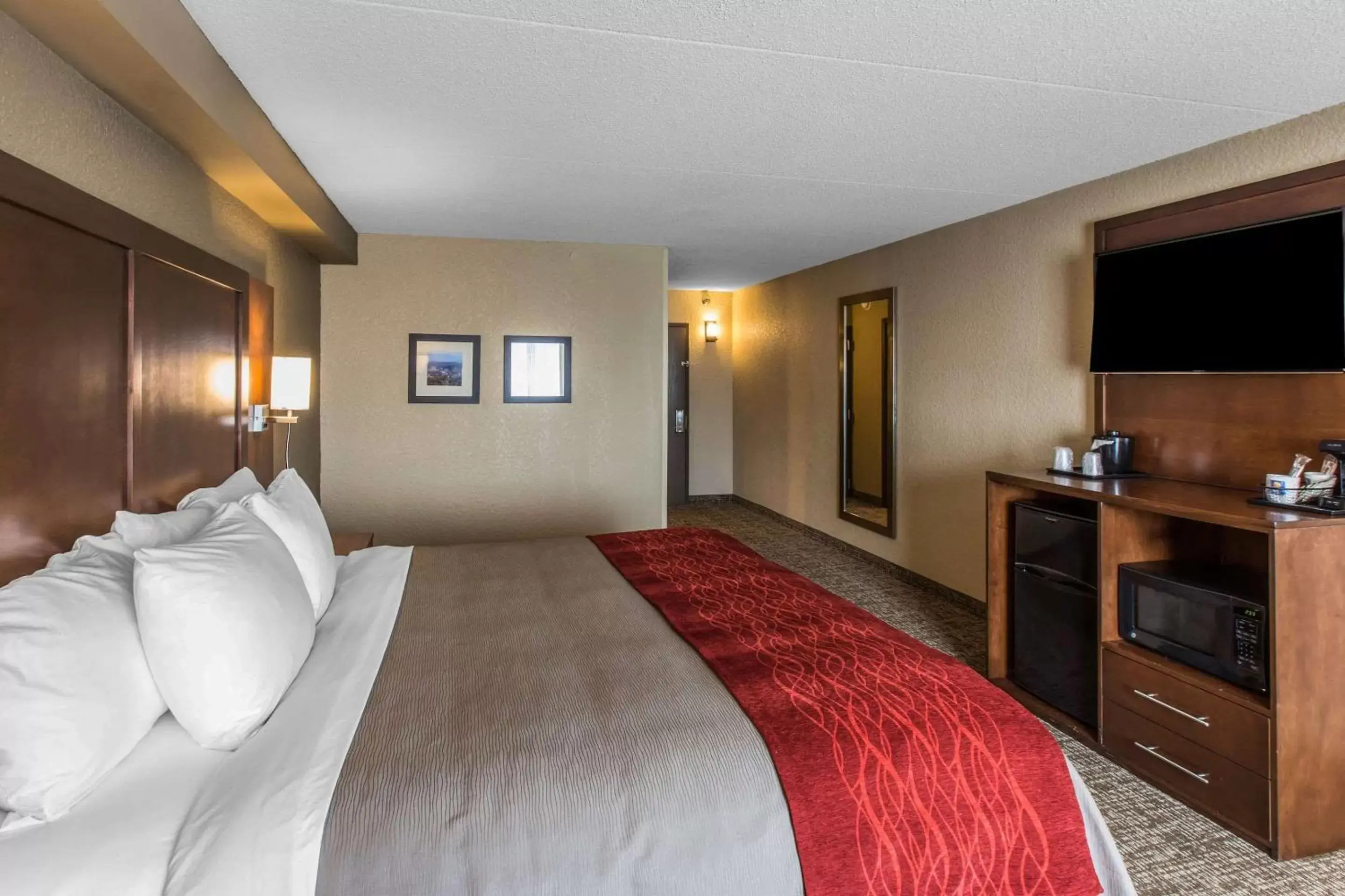 Photo of the whole room, Bed in Comfort Inn & Suites Knoxville West