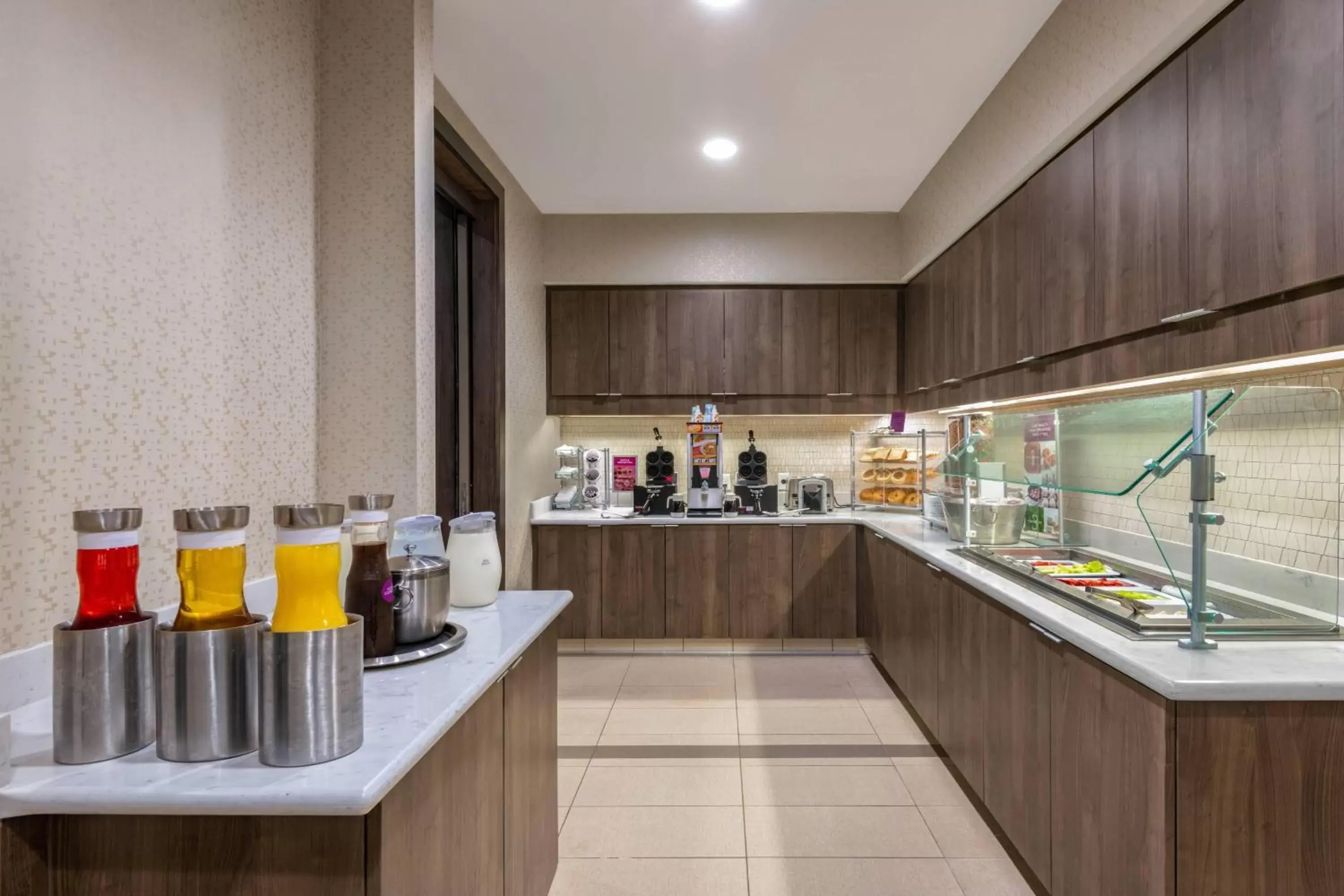 Breakfast, Kitchen/Kitchenette in Residence Inn by Marriott Charlotte City Center