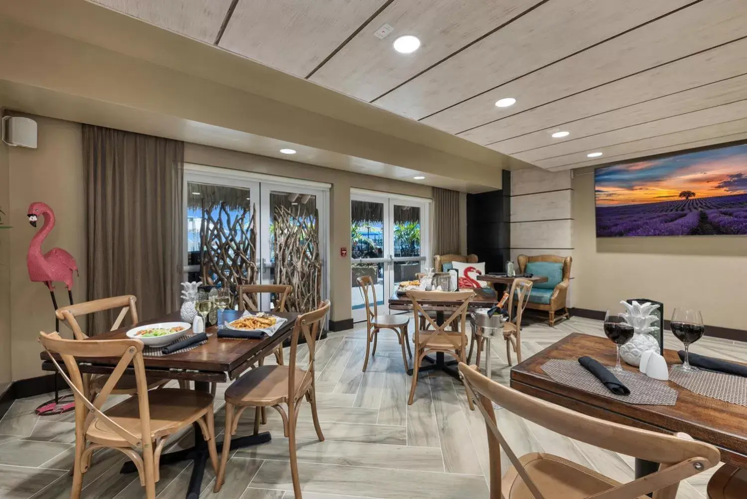 Seating area, Restaurant/Places to Eat in Bayfront Inn 5th Avenue