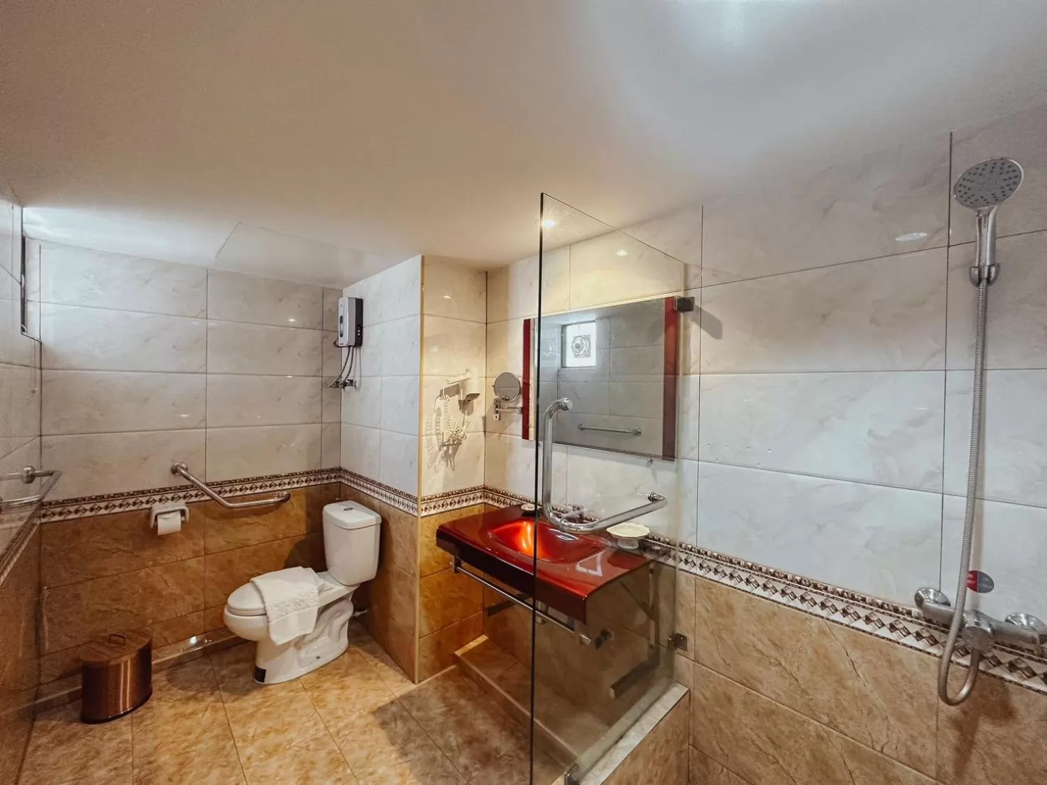 Shower in Hotel De Khuvieng