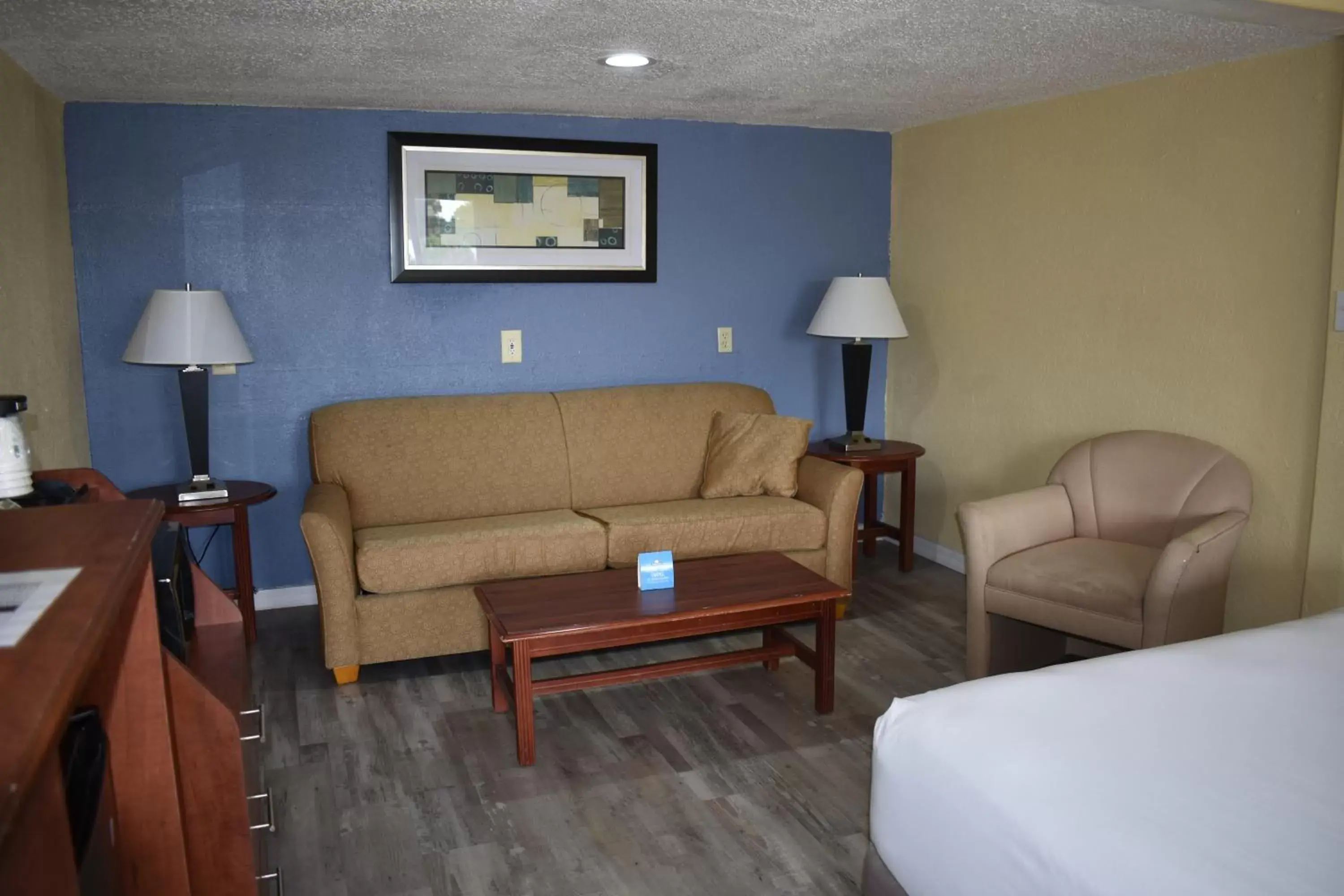 Living room, Seating Area in Days Inn by Wyndham Wildwood I-75