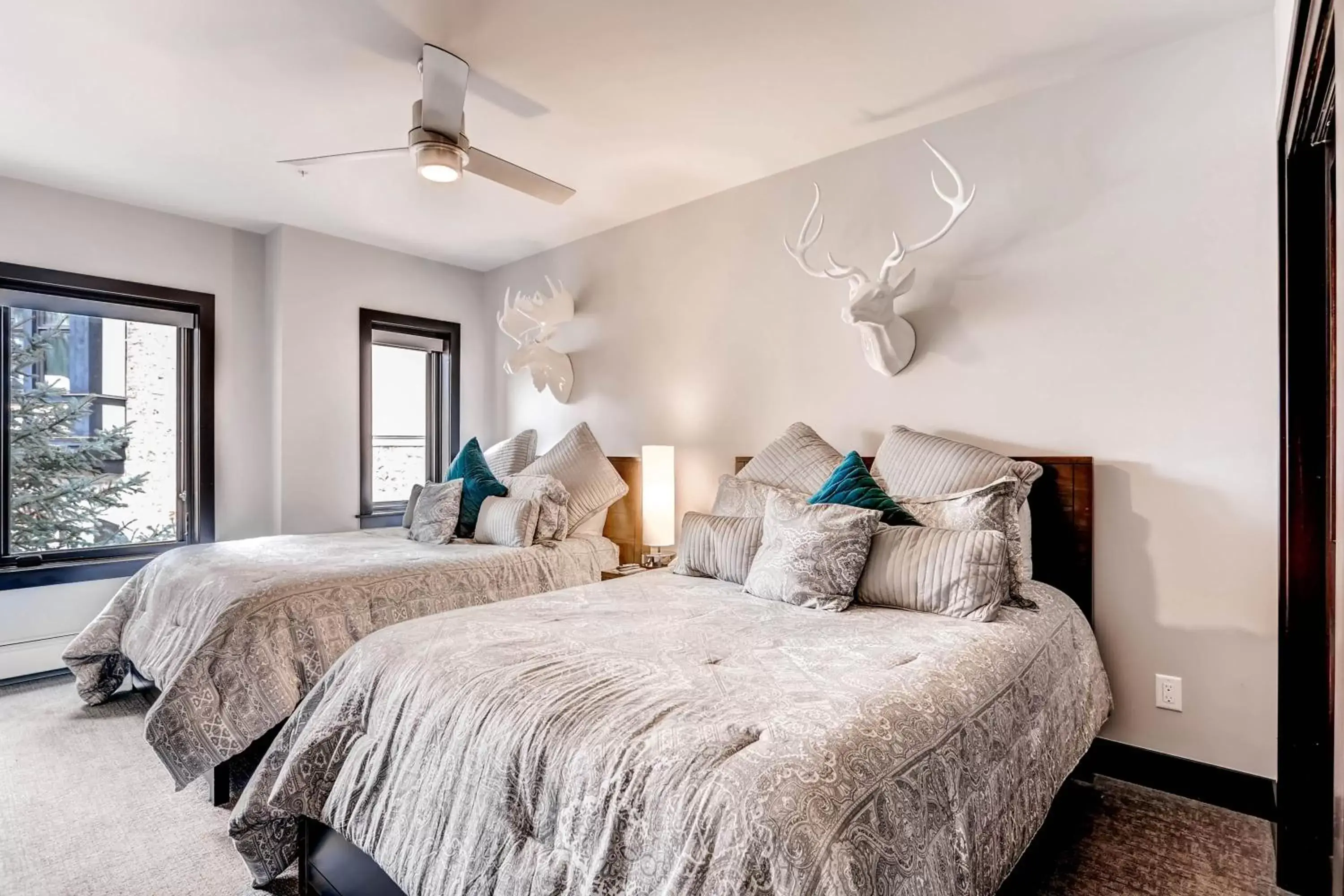 Bedroom, Bed in Lion Square Lodge