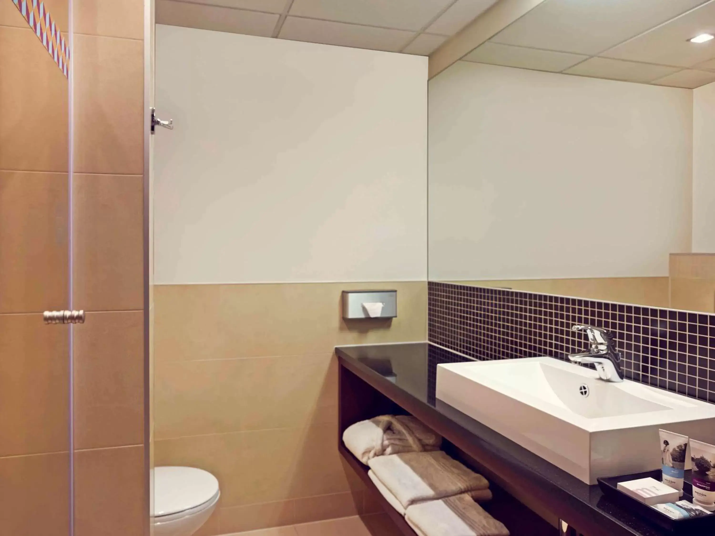 Photo of the whole room, Bathroom in Mercure Warszawa Airport