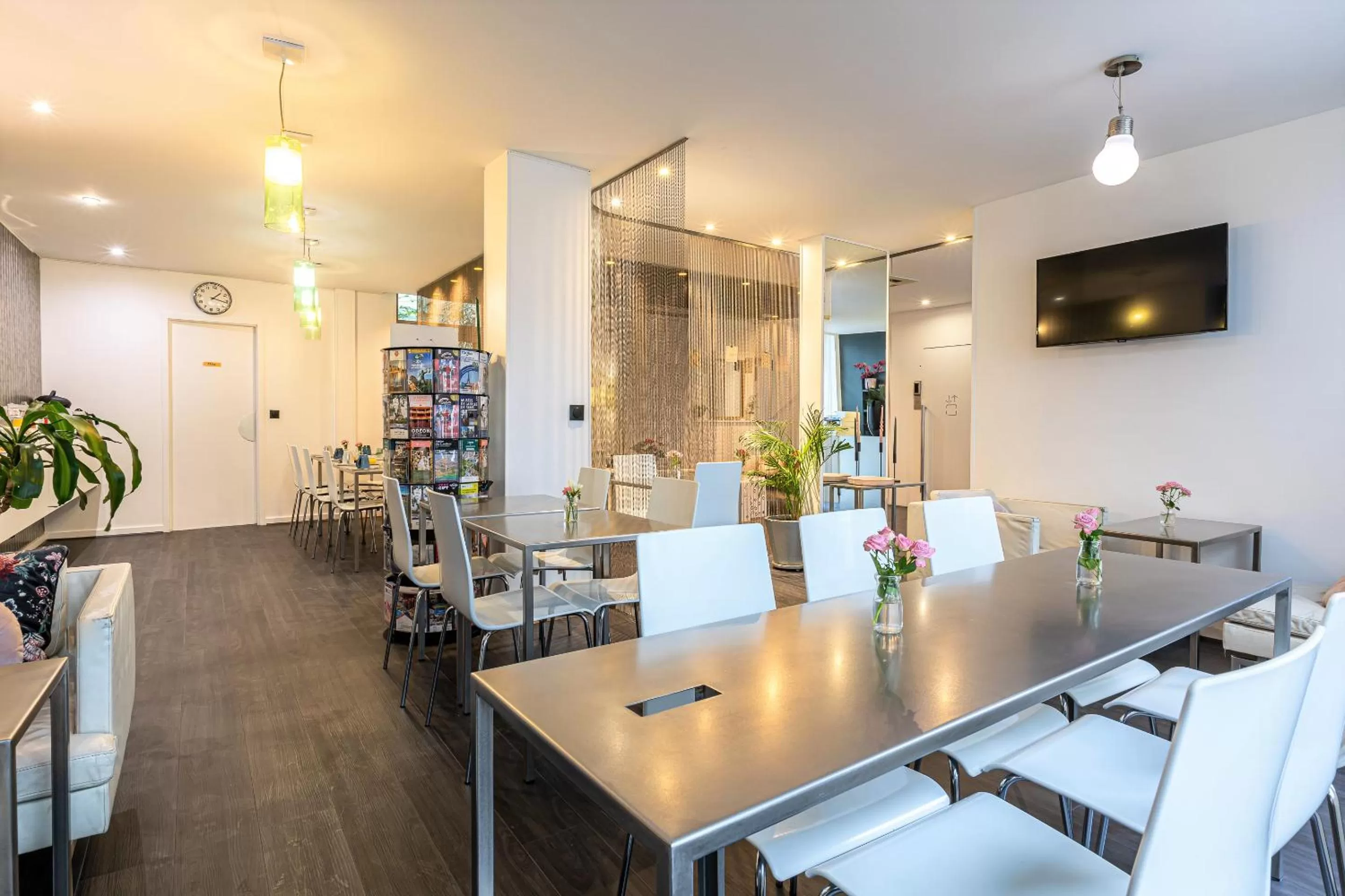 Communal lounge/ TV room in Hotel Glasgow Monceau by Patrick Hayat