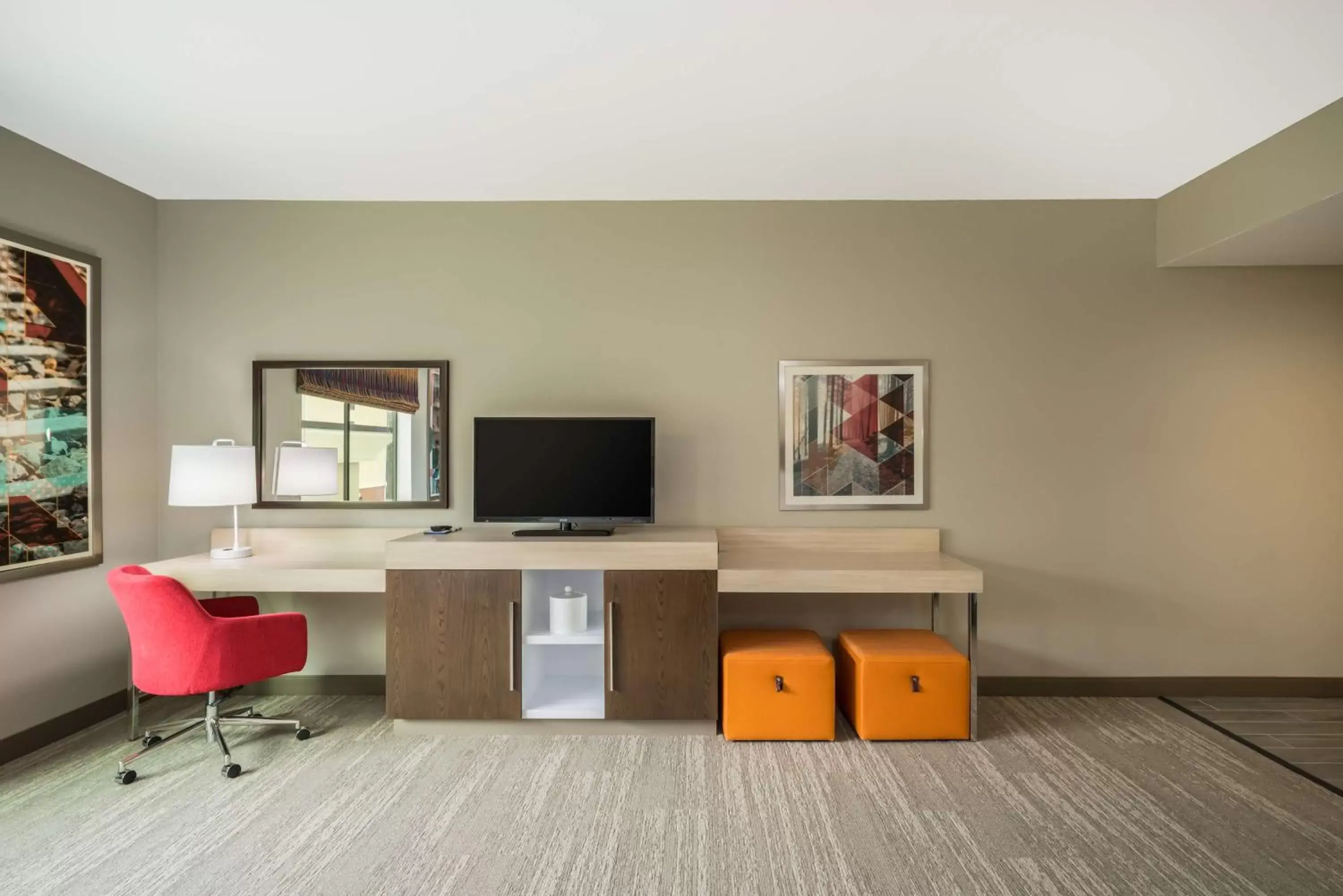 Bedroom, TV/Entertainment Center in Hampton Inn Newport