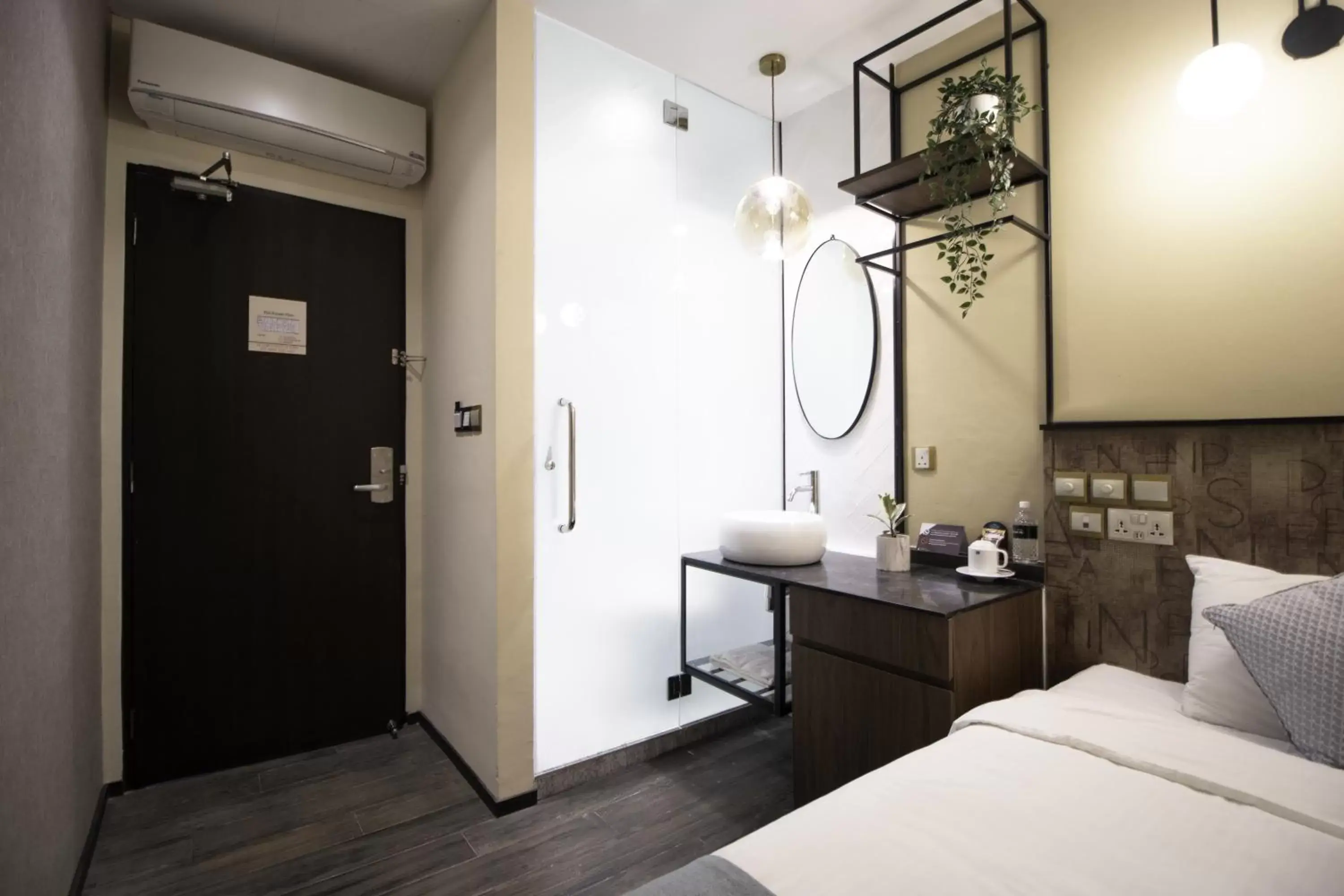 Bedroom, Bathroom in Harbour Ville Hotel - Hamilton
