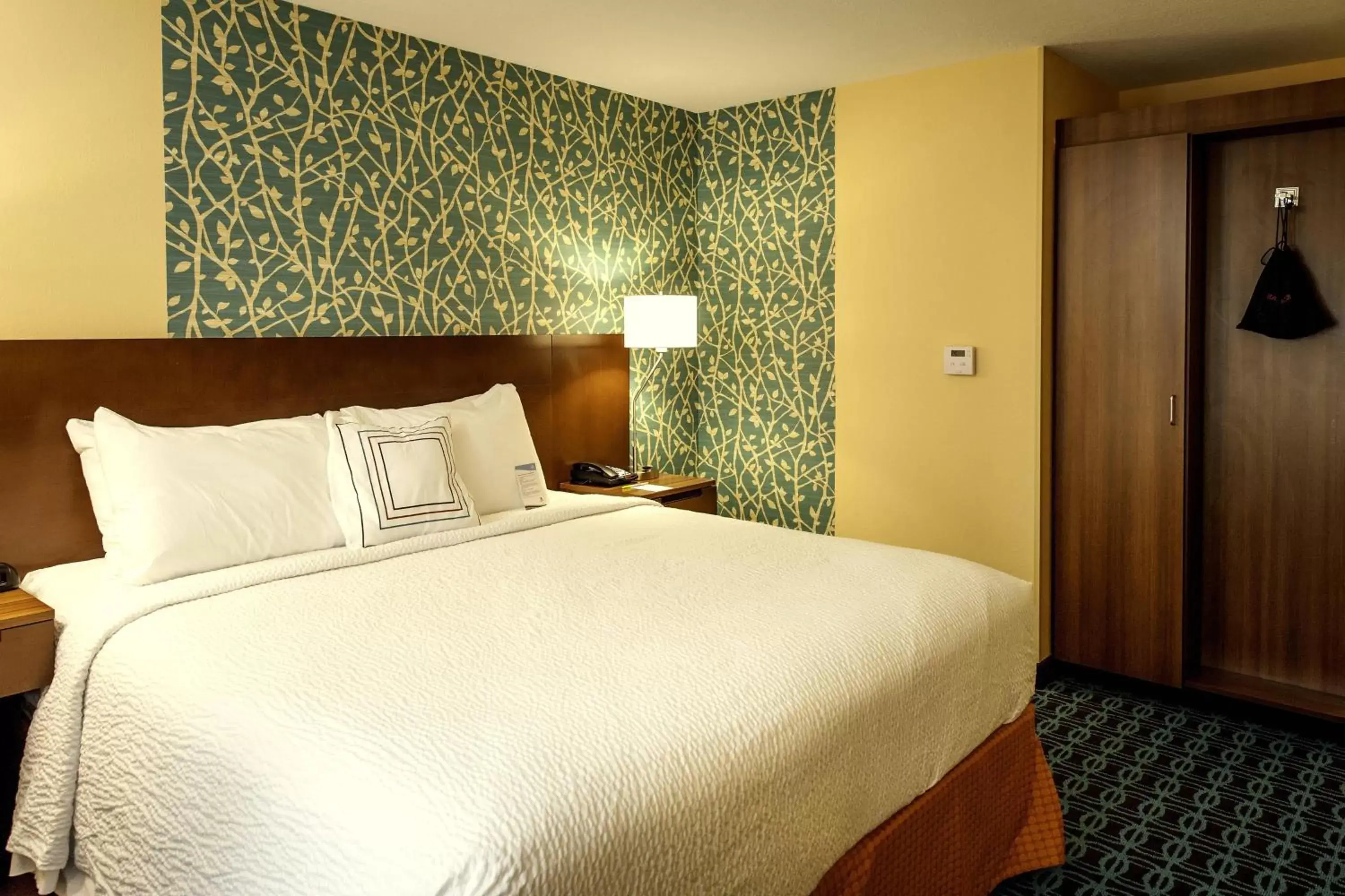 Photo of the whole room, Bed in Fairfield Inn & Suites by Marriott Meridian