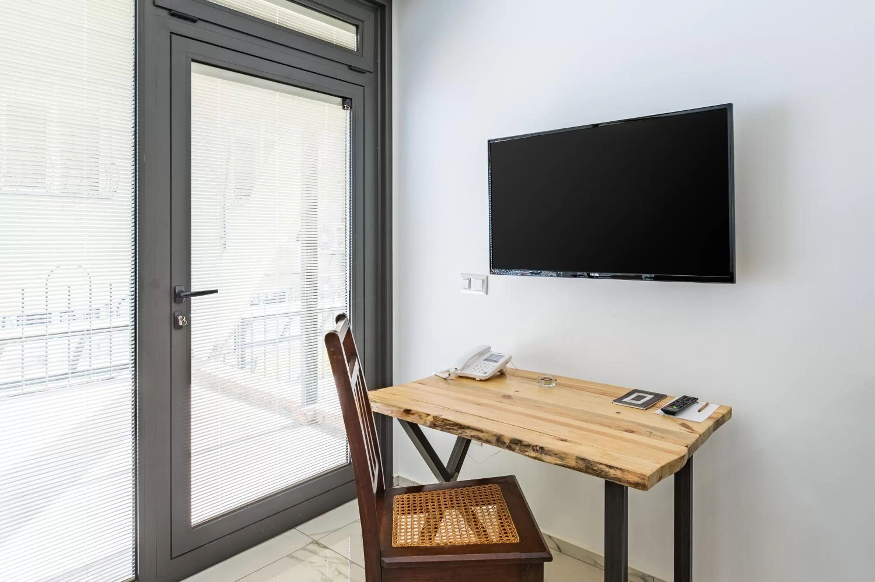 TV and multimedia in Villa Pera Suite Hotel