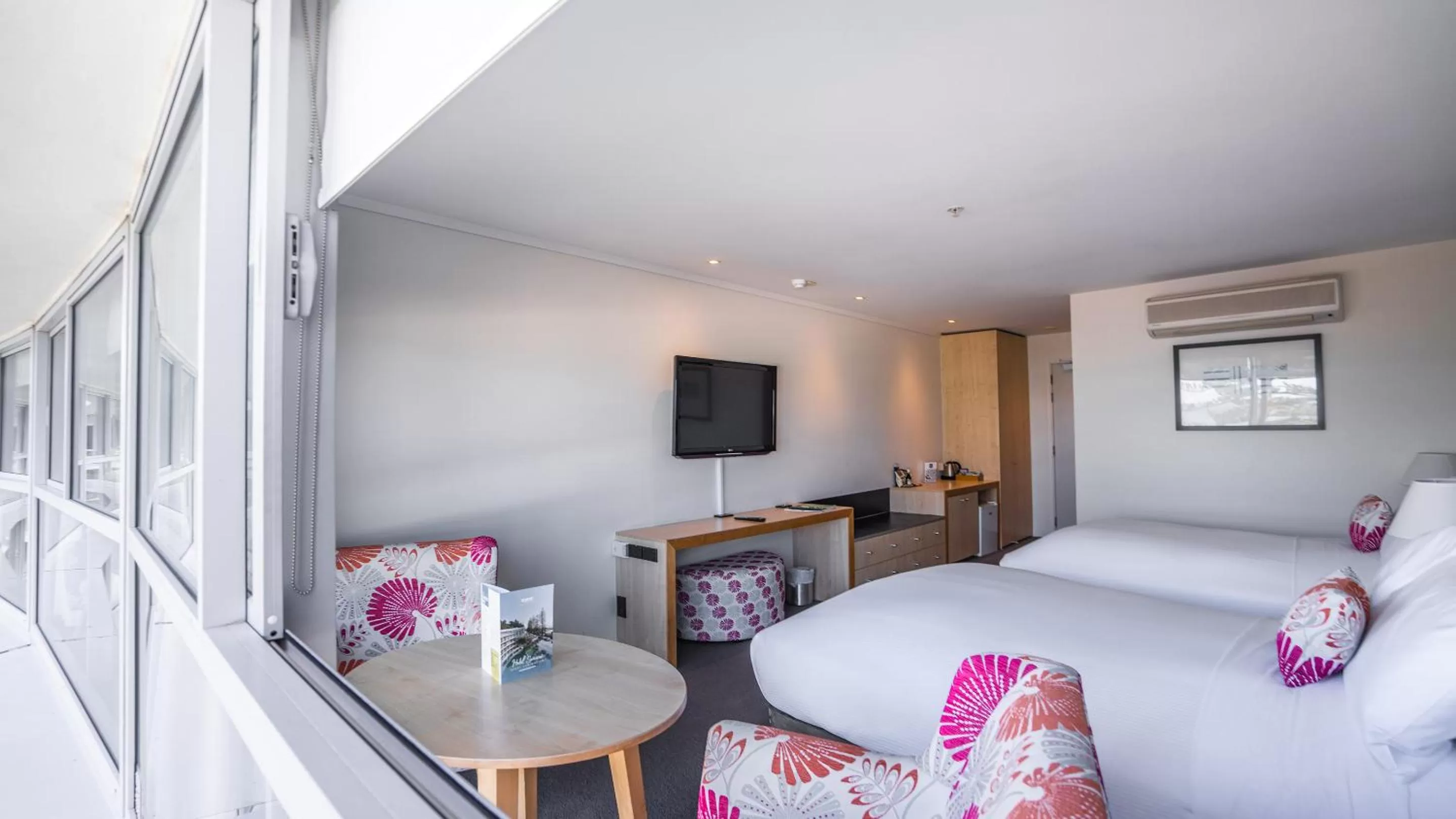 Photo of the whole room, Bed in Scenic Hotel Te Pania