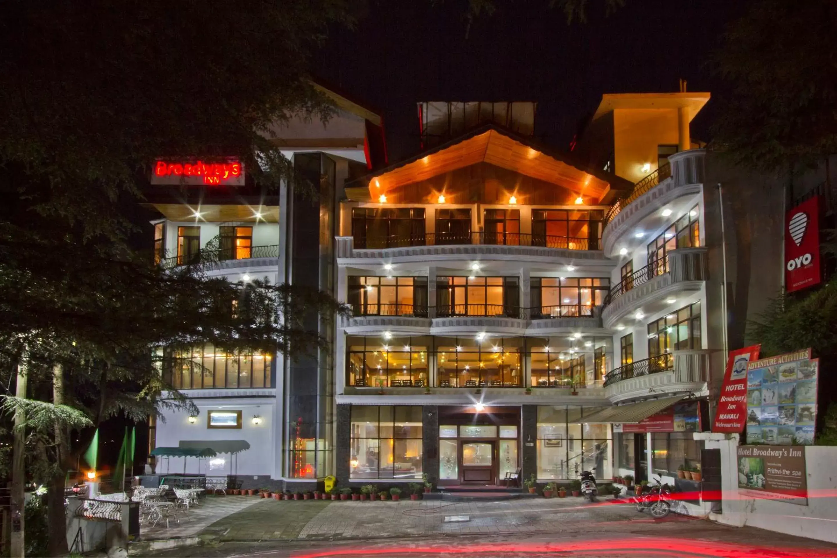 Property building in Hotel Broadways Inn Property building in Hotel Broadways Inn