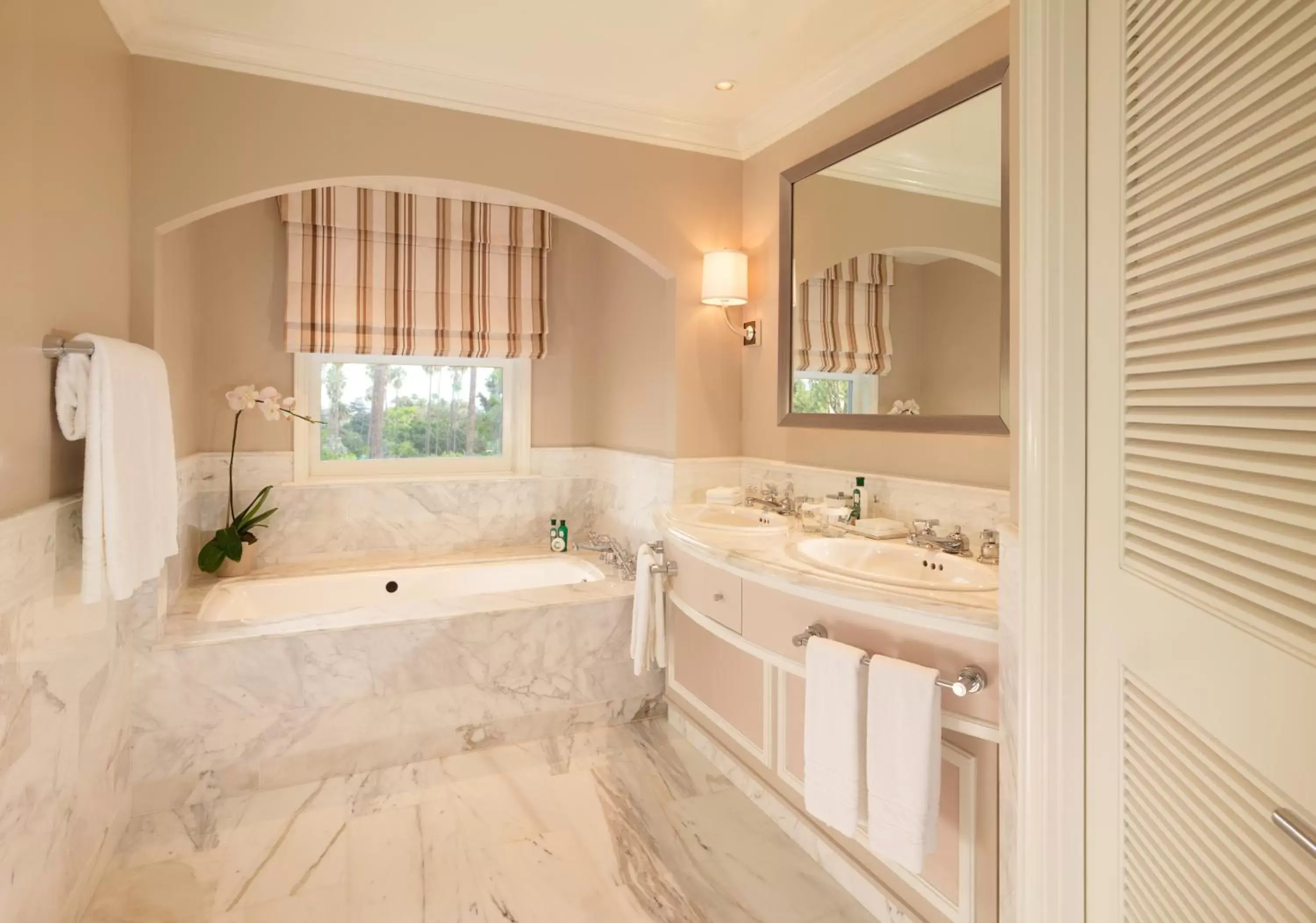 Bathroom in The Beverly Hills Hotel - Dorchester Collection