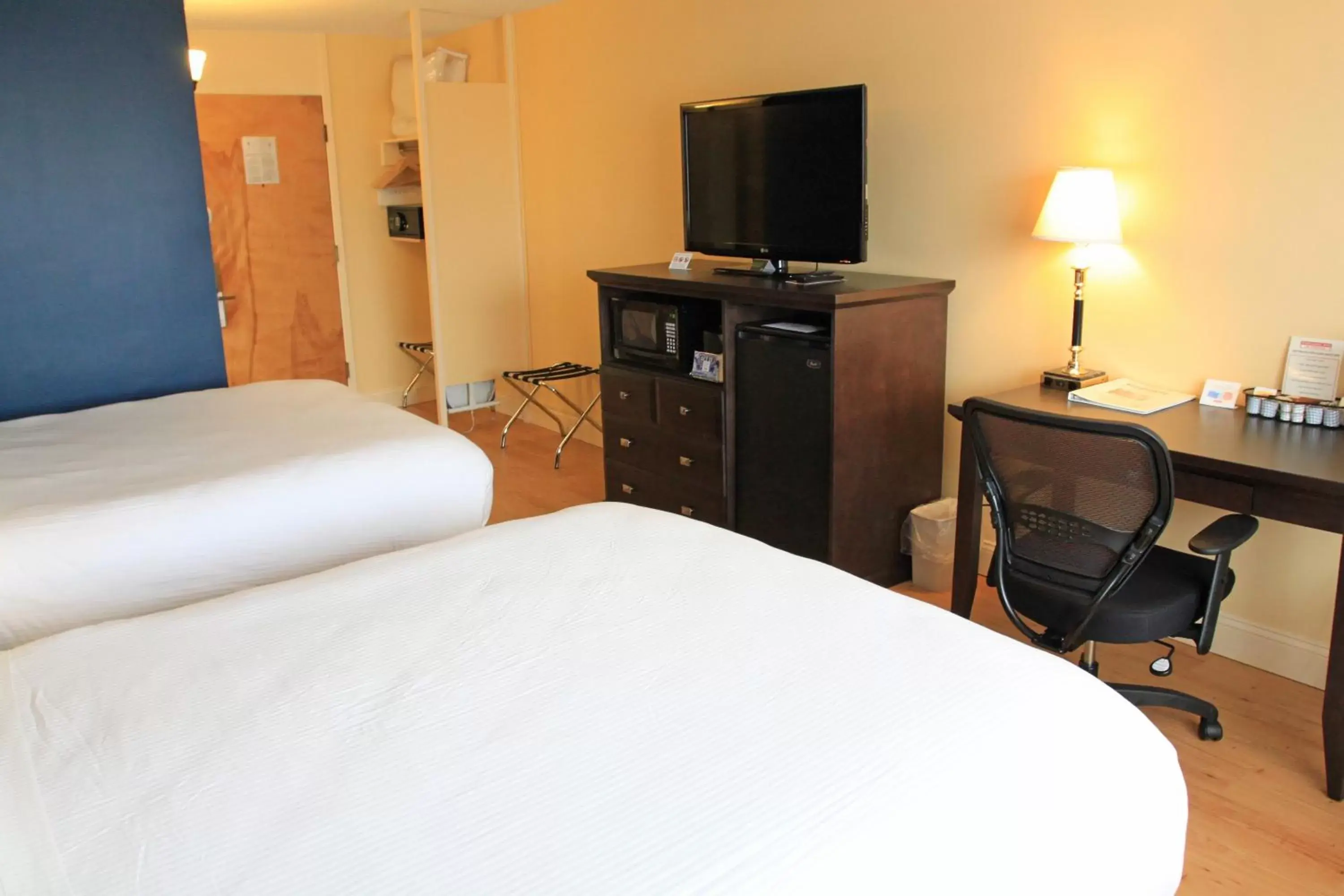 TV and multimedia, Bed in Fireside Inn & Suites Waterville