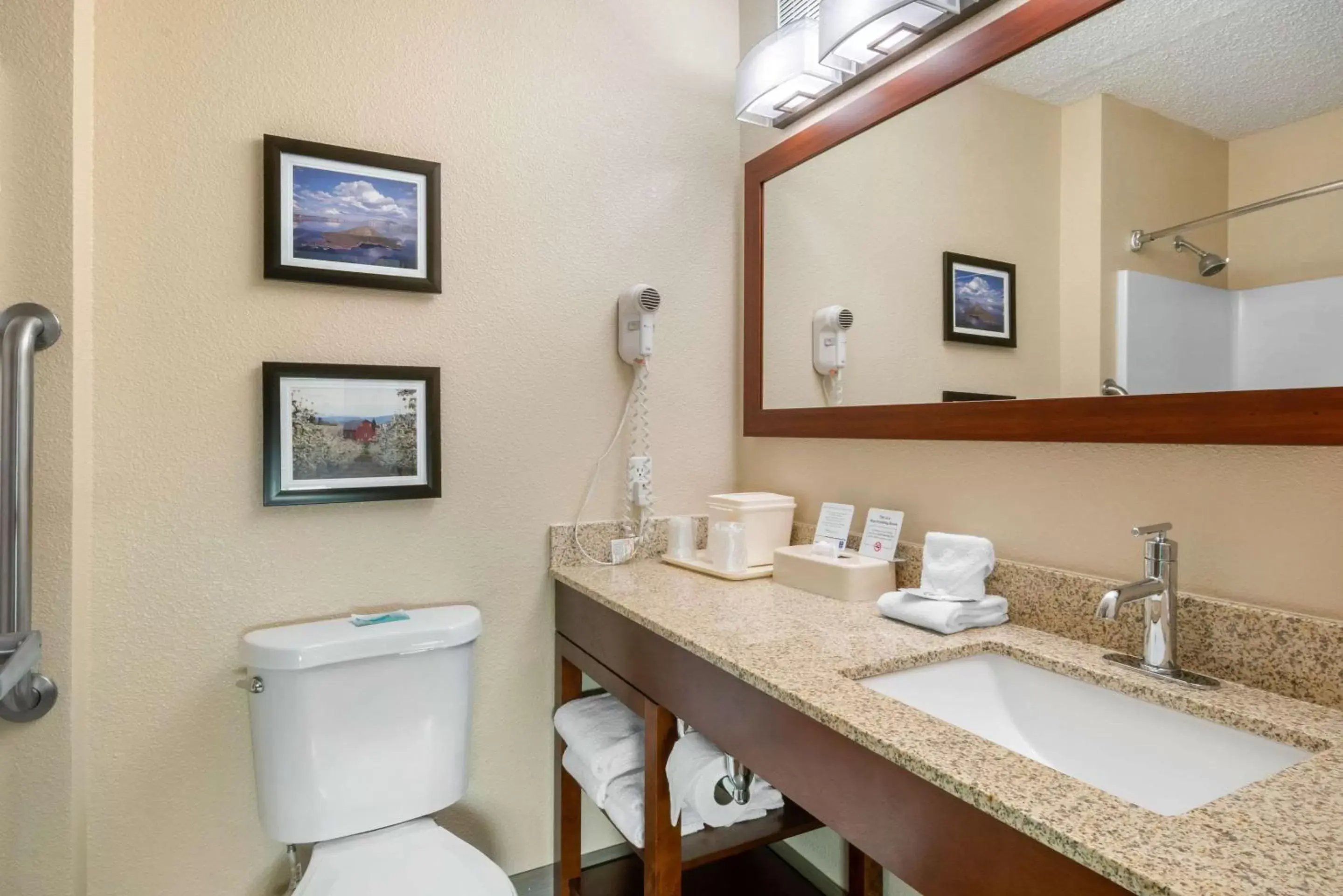 Photo of the whole room, Bathroom in Comfort Inn Medford North