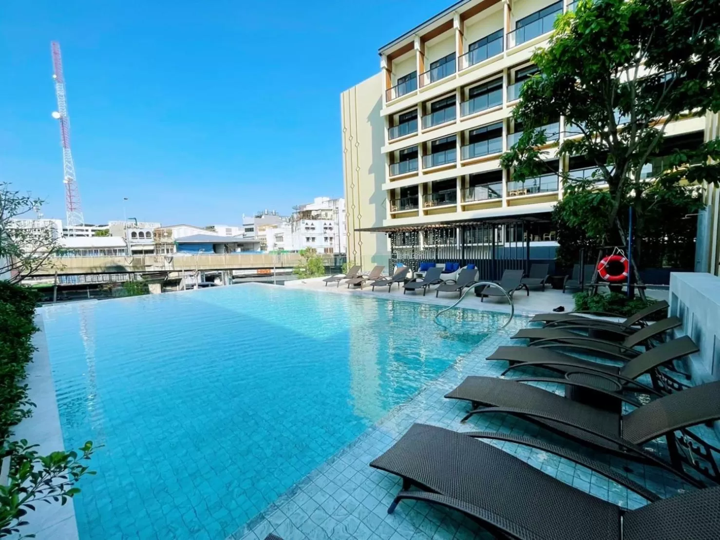 Swimming pool in Centara Life Hotel Bangkok Phra Nakhon