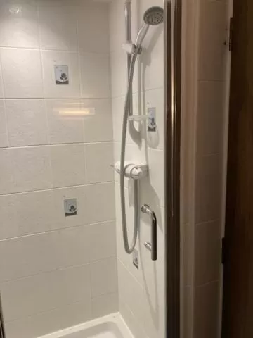 Shower in Grove House Hotel