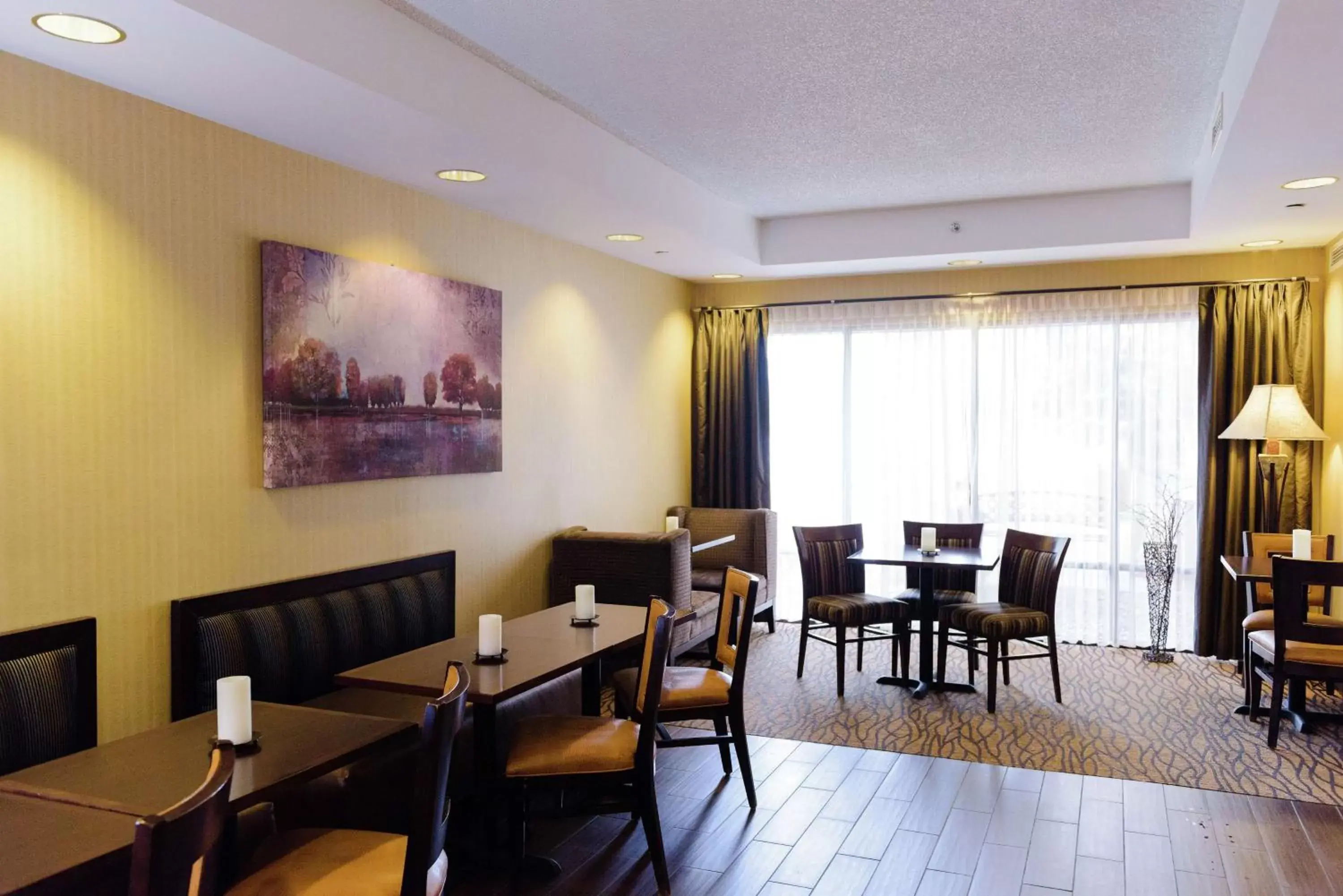 Lobby or reception, Restaurant/Places to Eat in Hampton Inn Eau Claire