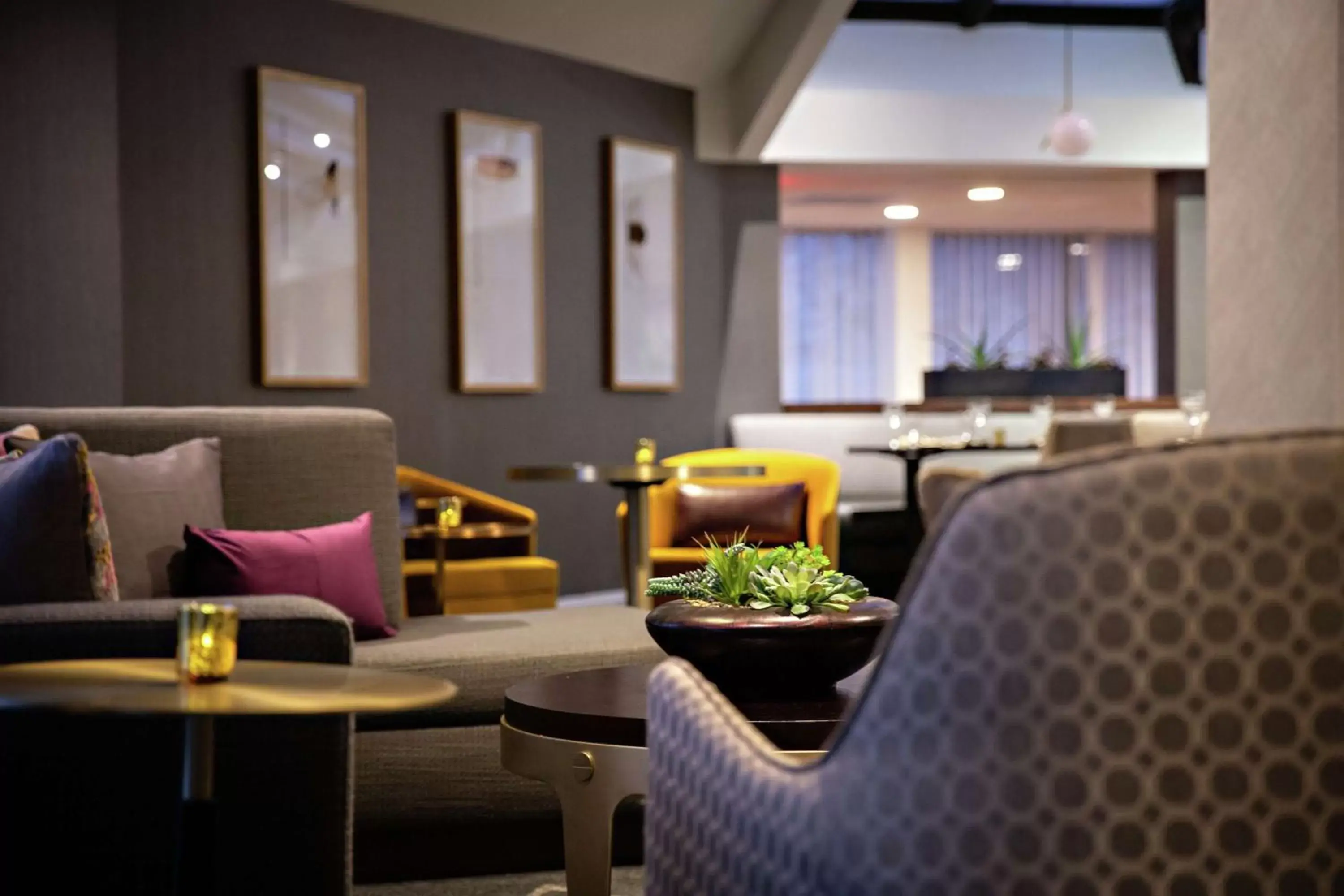 Lounge or bar in DoubleTree by Hilton Fairfield Hotel & Suites