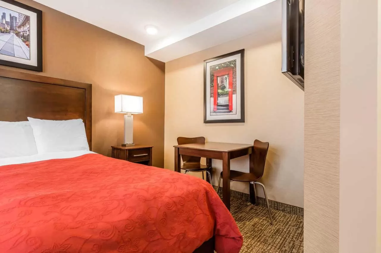 Bedroom, Bed in Rodeway Inn Chicago/Evanston