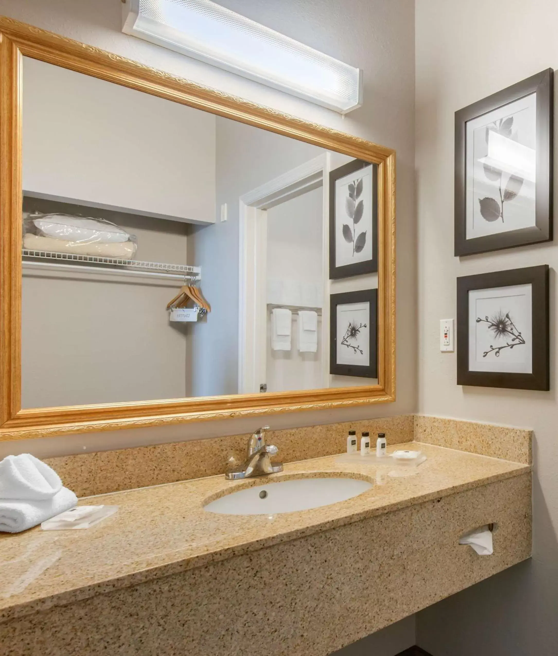 Bathroom in Country Inn & Suites by Radisson, Port Canaveral, FL