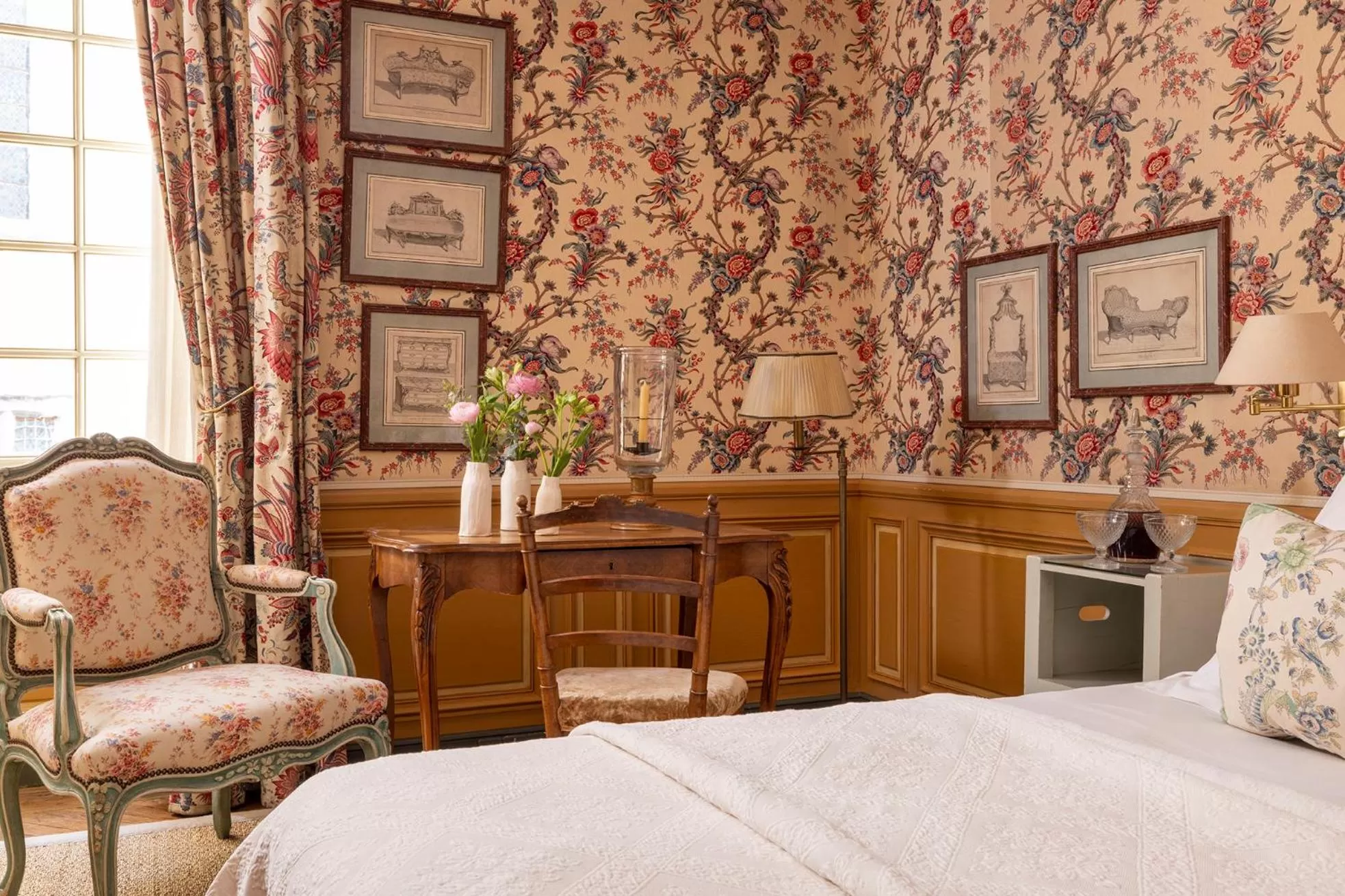 Property building, Bed in La Mirande