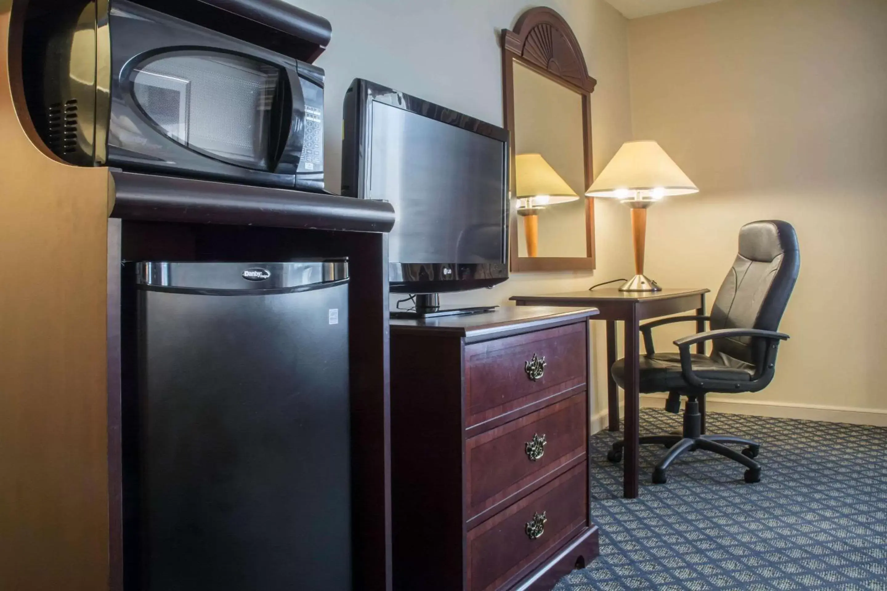 Photo of the whole room, TV/Entertainment Center in Comfort Inn and Suites Ingersoll