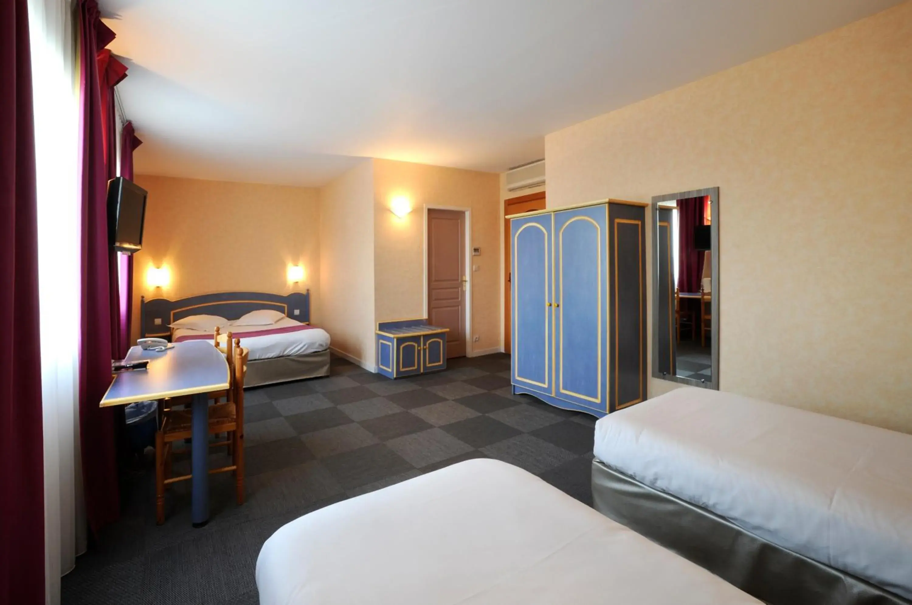 Photo of the whole room, Bed in Comfort Hotel Saintes