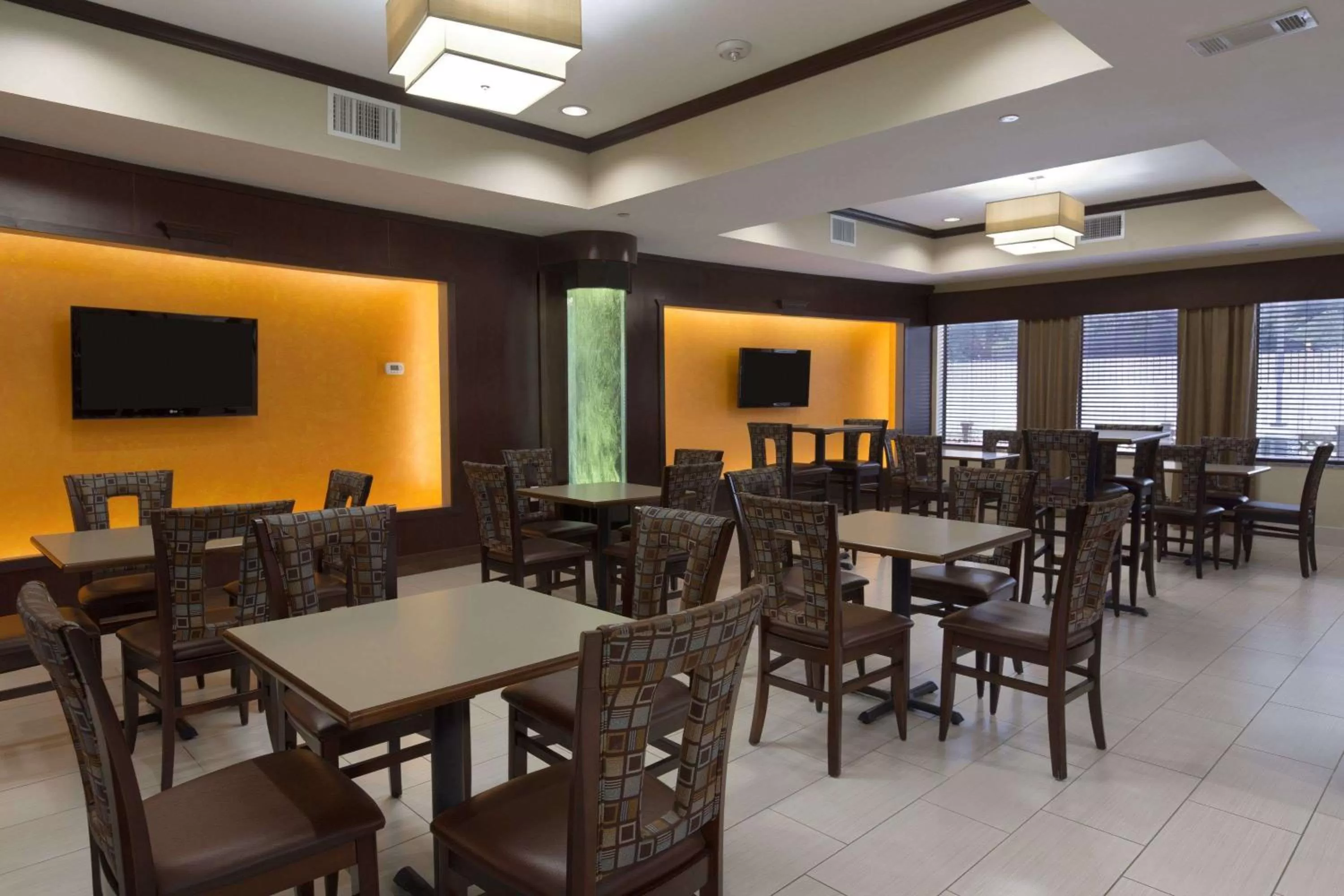 Restaurant/places to eat in Baymont by Wyndham Victoria