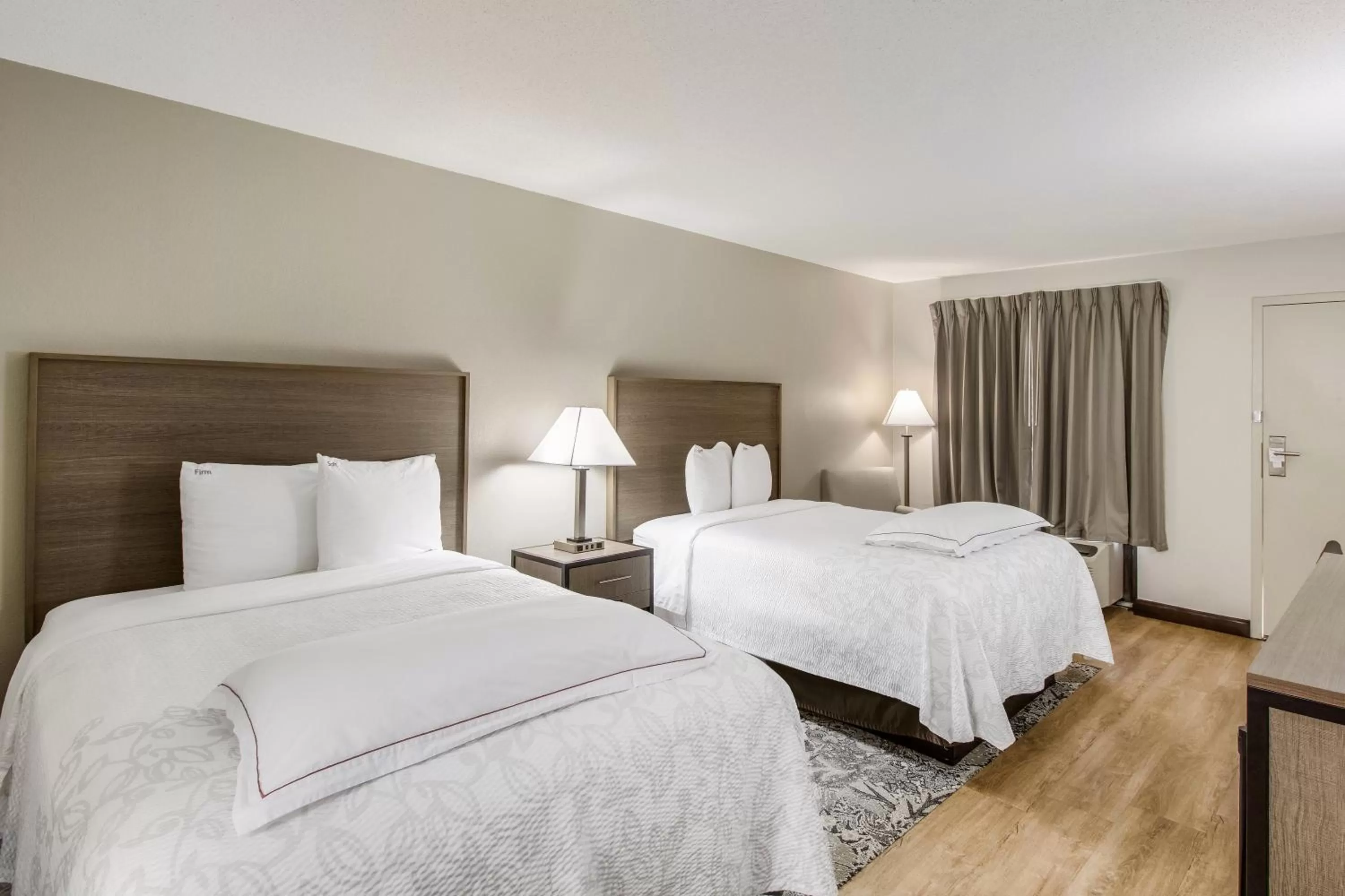 Bedroom, Bed in Red Roof Inn PLUS+ Dallas - Addison