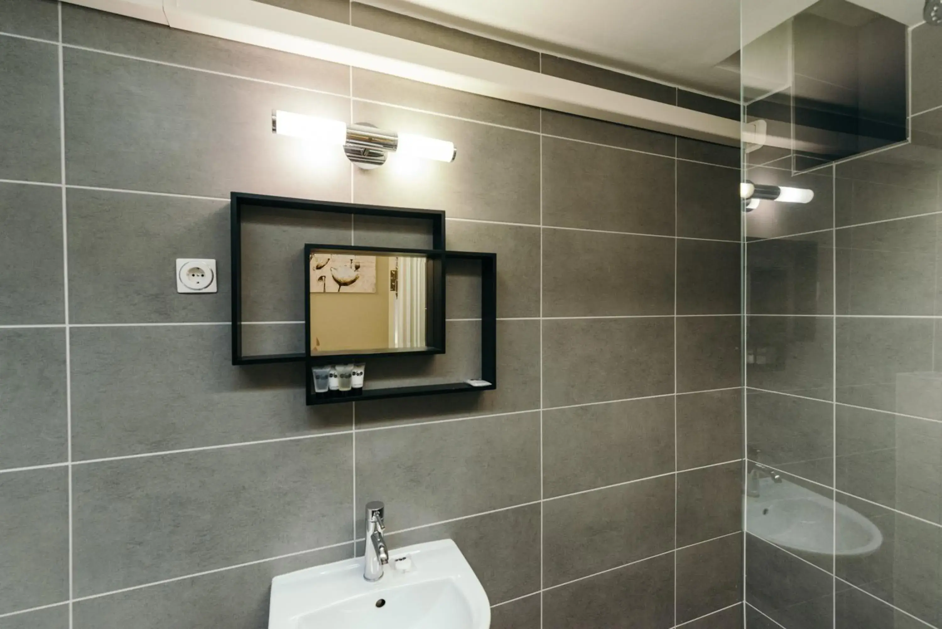 Shower, Bathroom in Merchants House Hotel