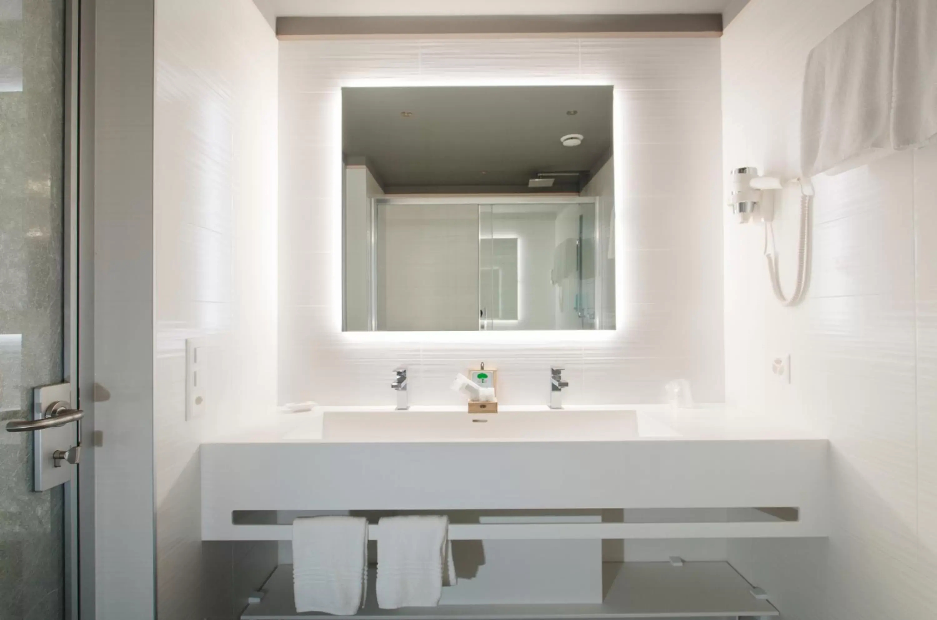 Bathroom in Hotel City Locarno