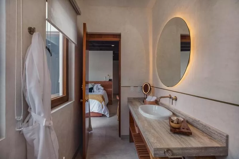 Bathroom, Bed in Cantera 1910 Hotel Boutique, Destination Hotel