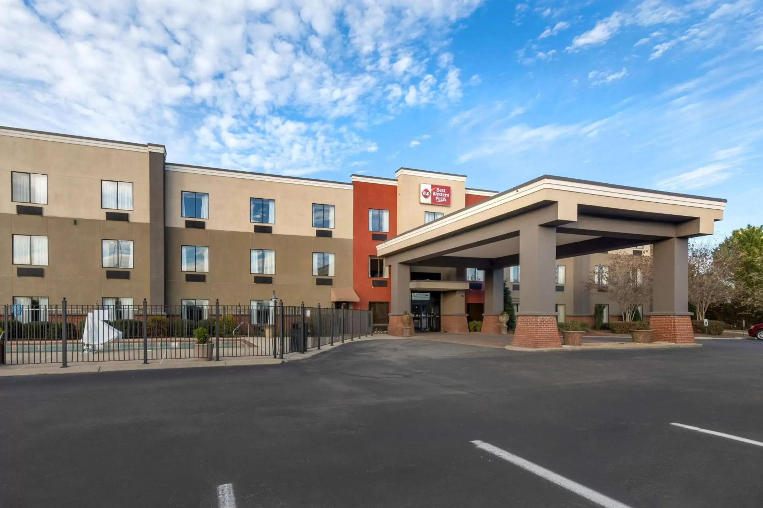 Property building in Best Western Plus Gadsden Hotel & Suites Property building in Best Western Plus Gadsden Hotel & Suites