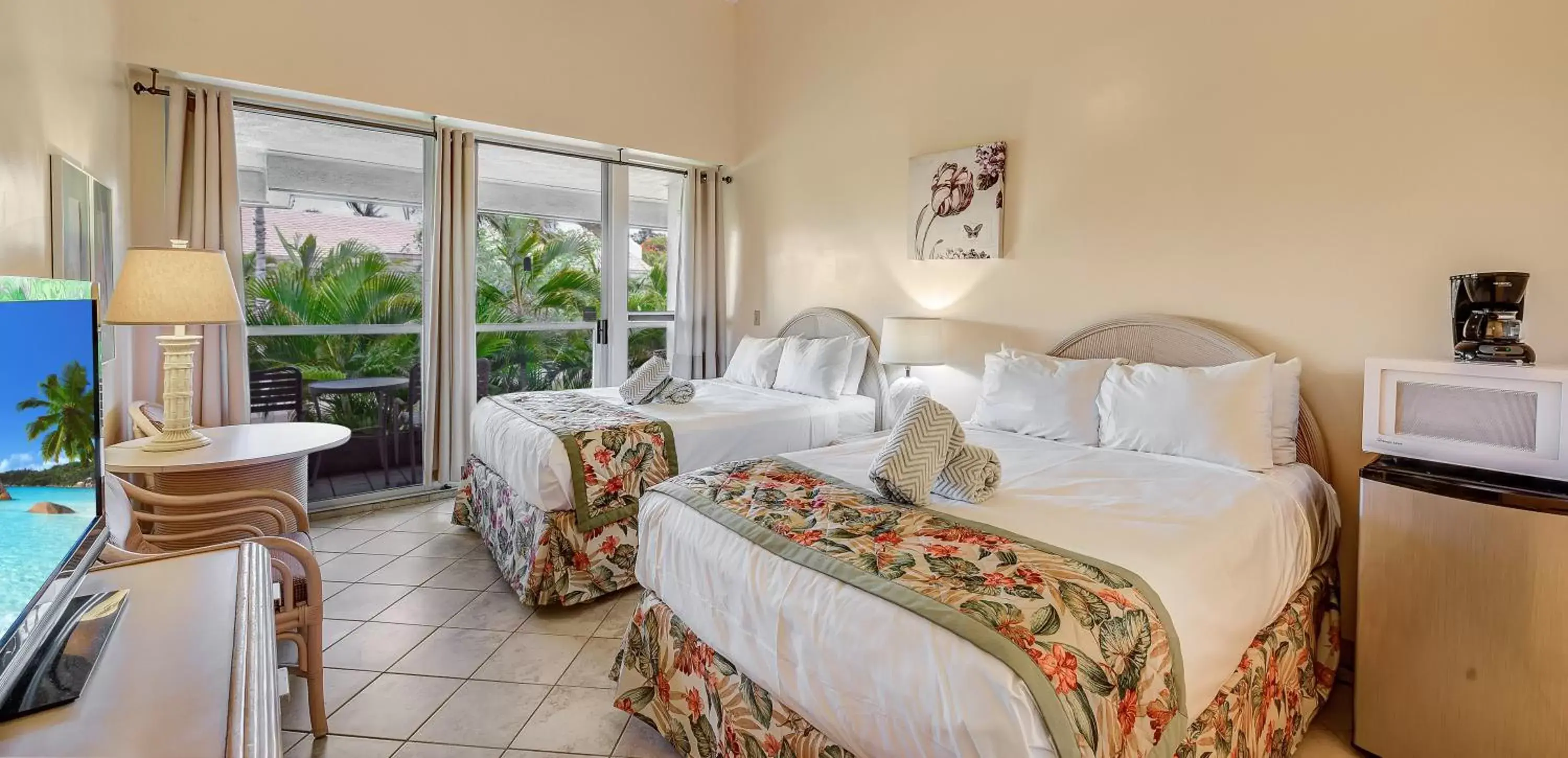 Bed in Castle Maui Banyan