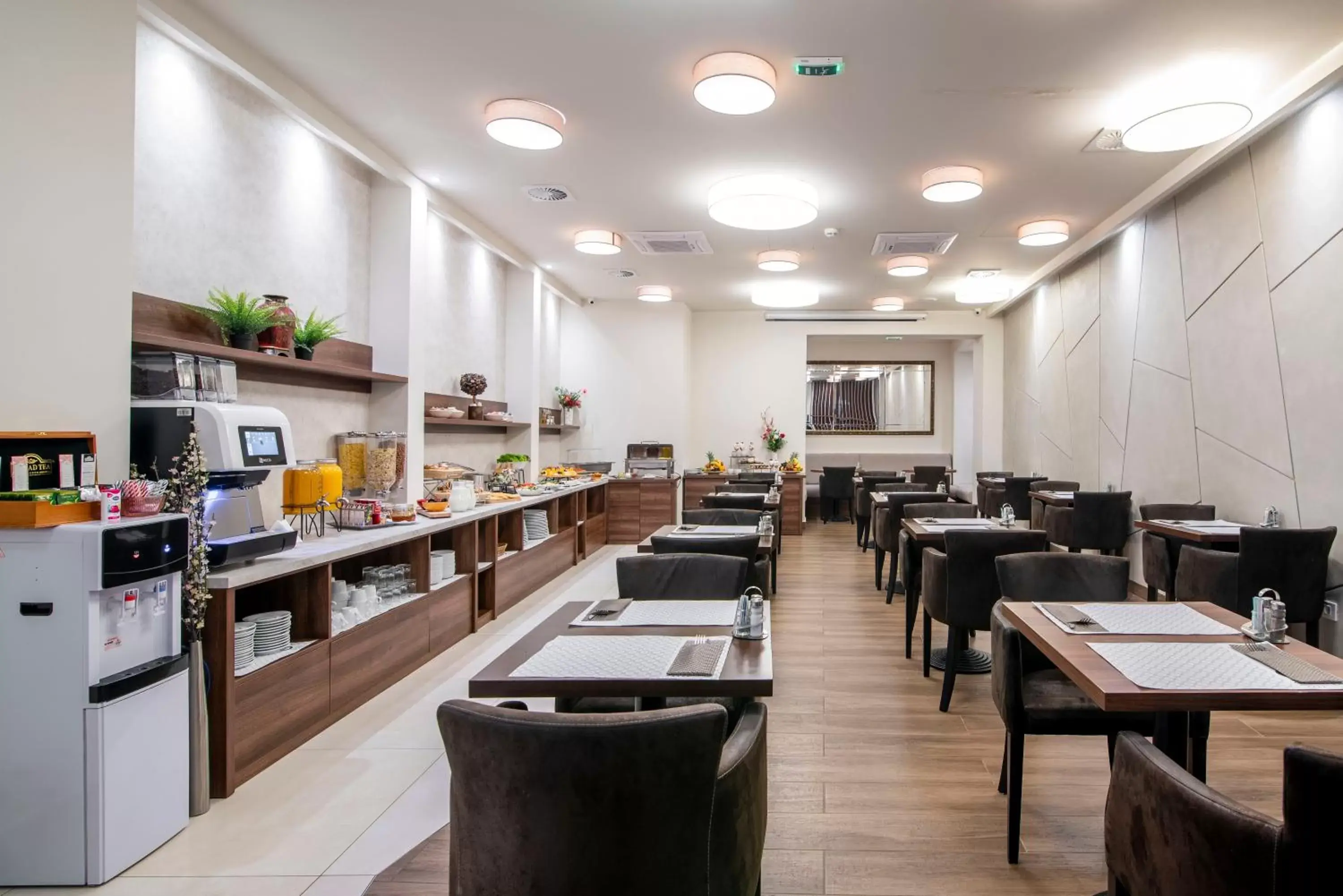 Restaurant/places to eat in Hotel Opera Garni Restaurant/places to eat in Hotel Opera Garni