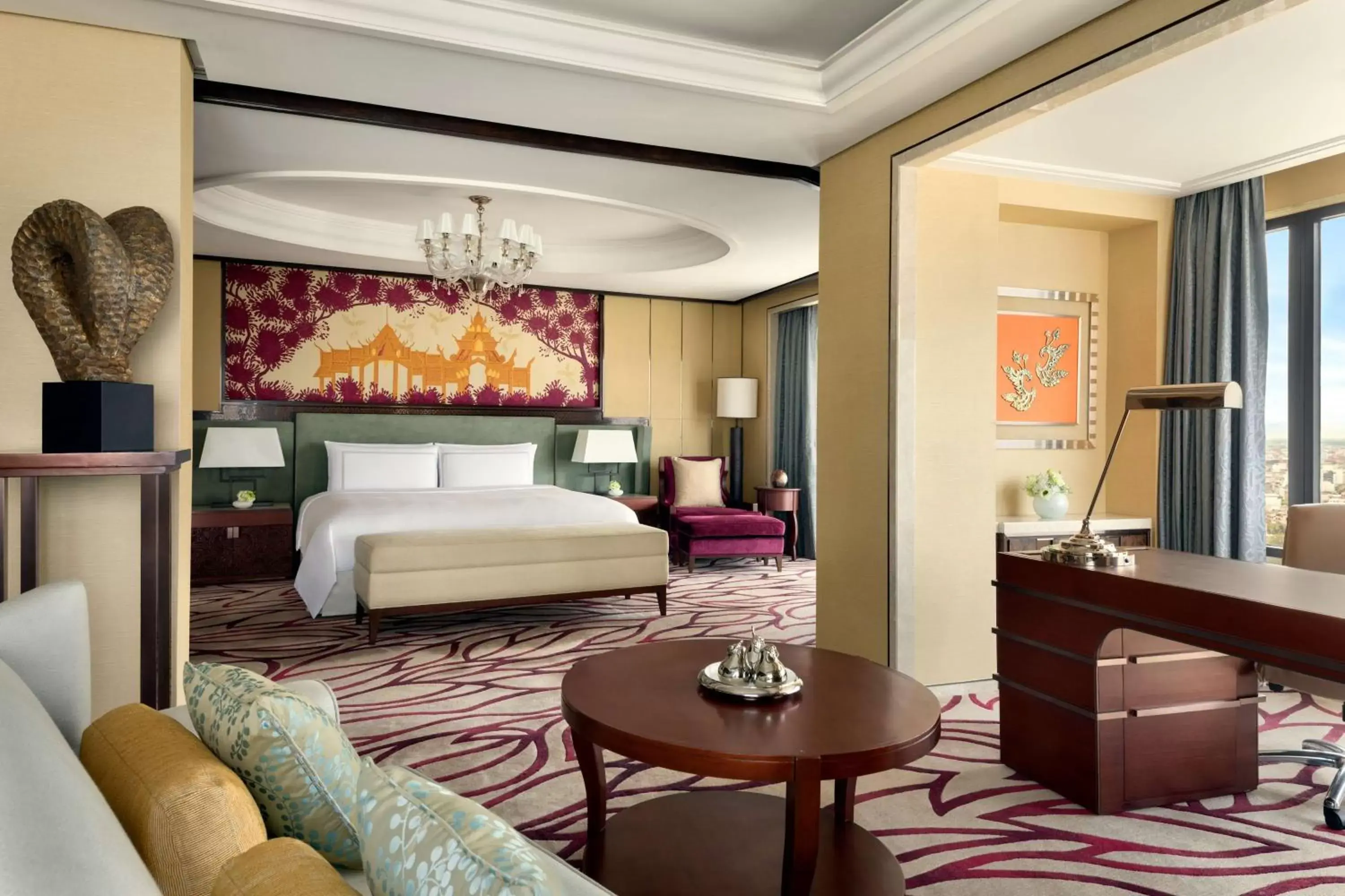 Photo of the whole room, Bed in Shangri-La Bangkok