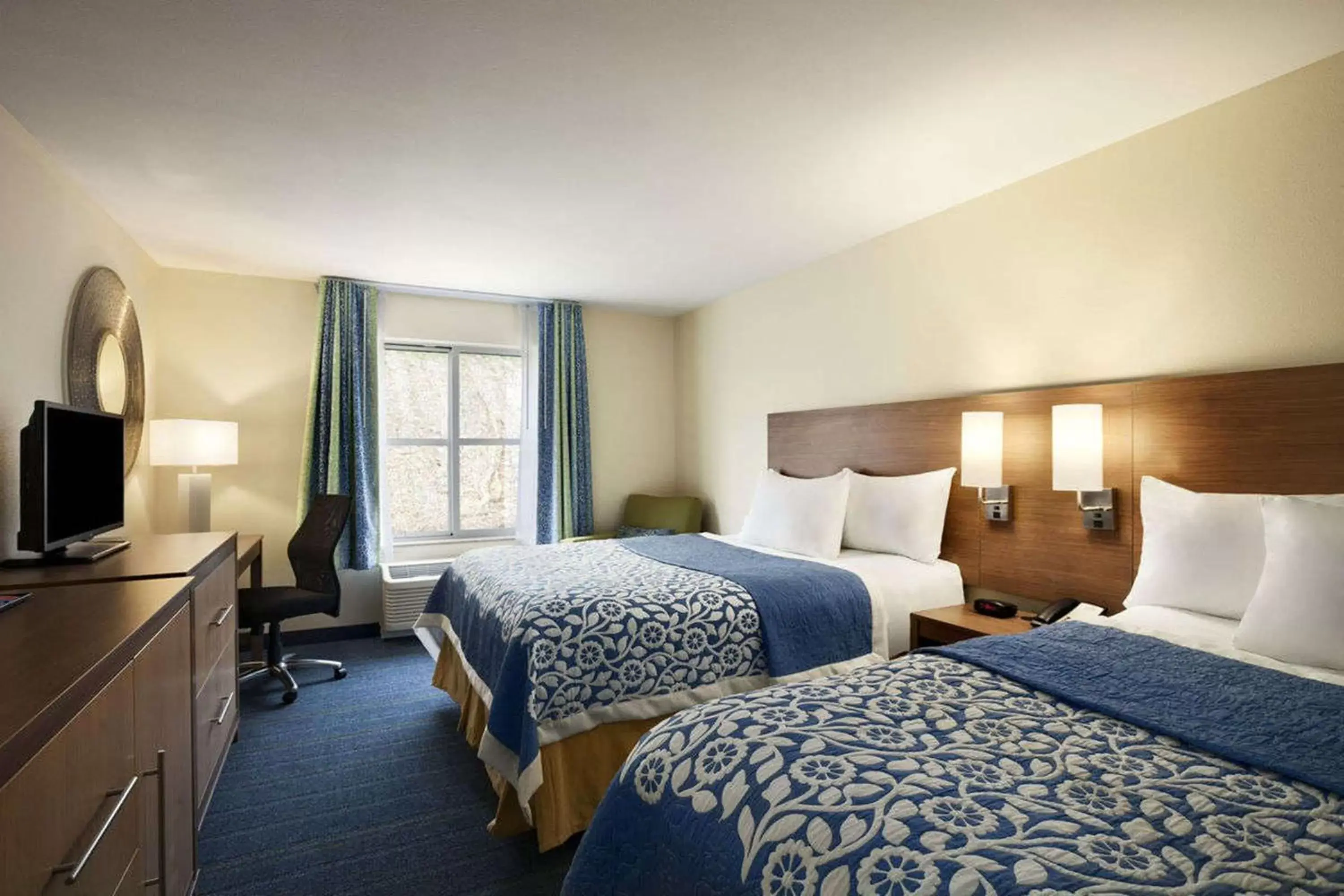 Bed in Days Inn & Suites by Wyndham Altoona