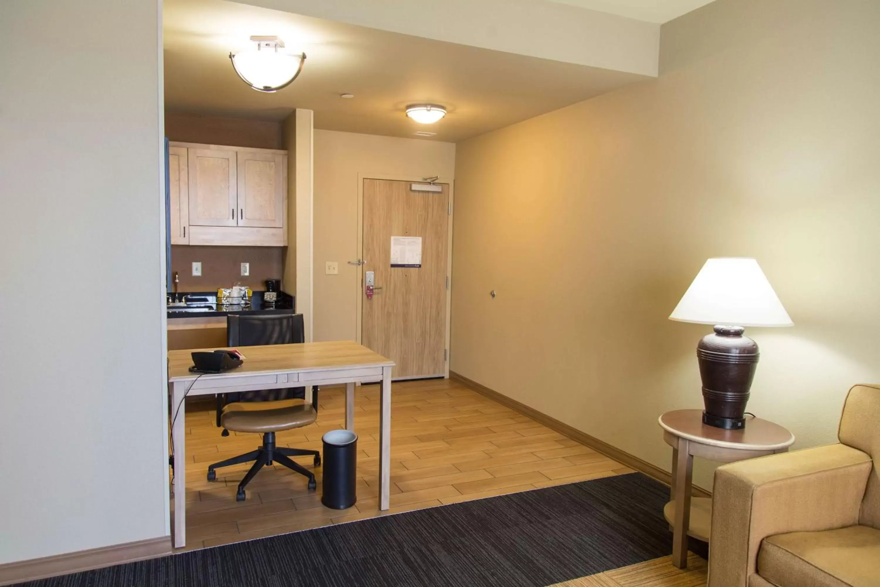 Bedroom, Kitchen/Kitchenette in Hampton Inn & Suites Dodge City