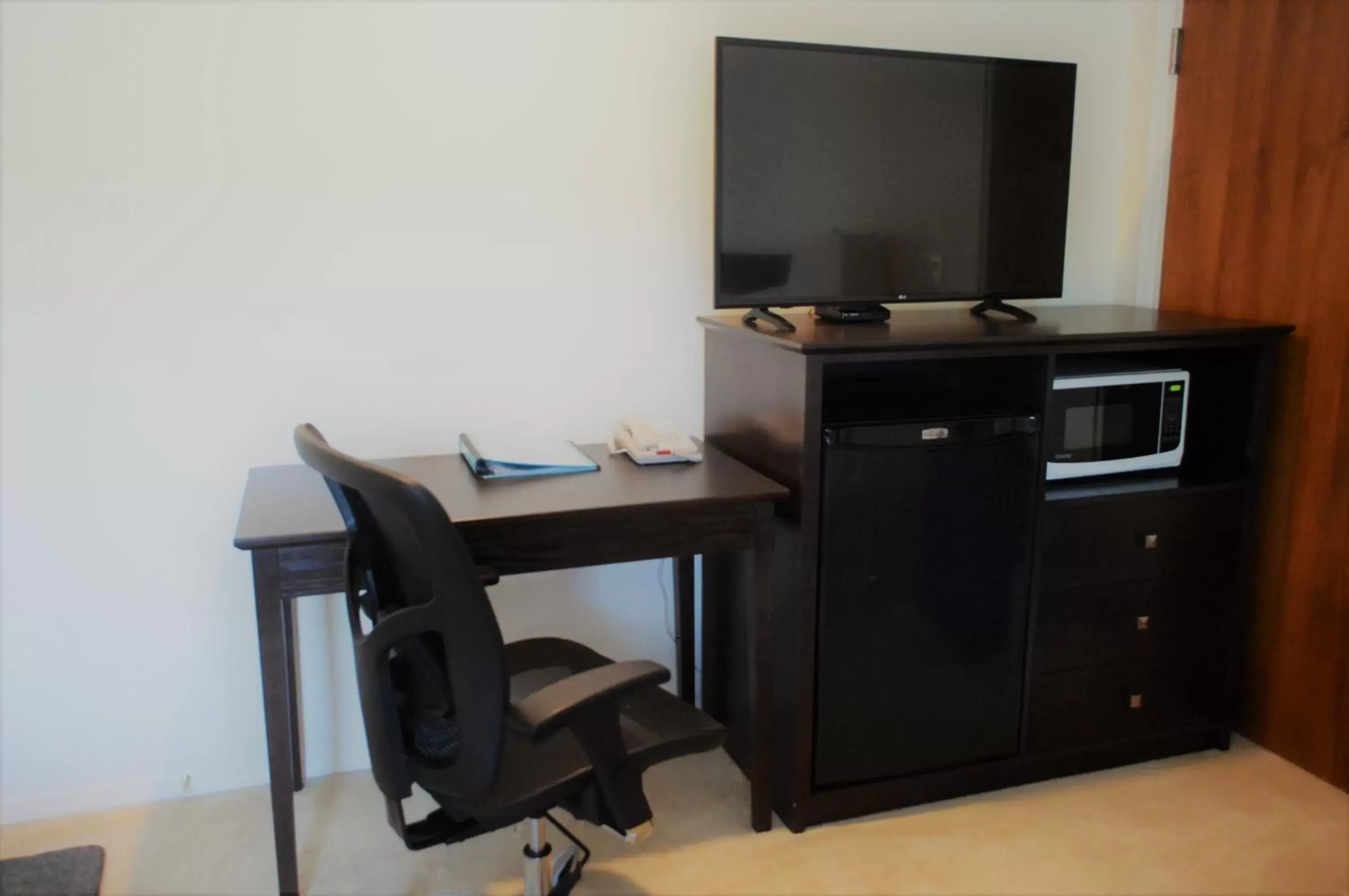 Bedroom, TV/Entertainment Center in Western Traveller Motel