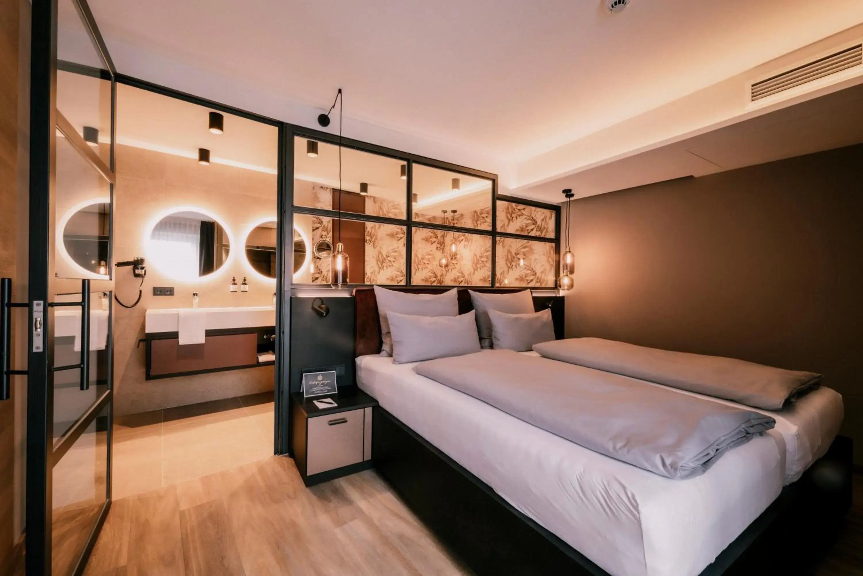 Bedroom, Bed in Holzapfel