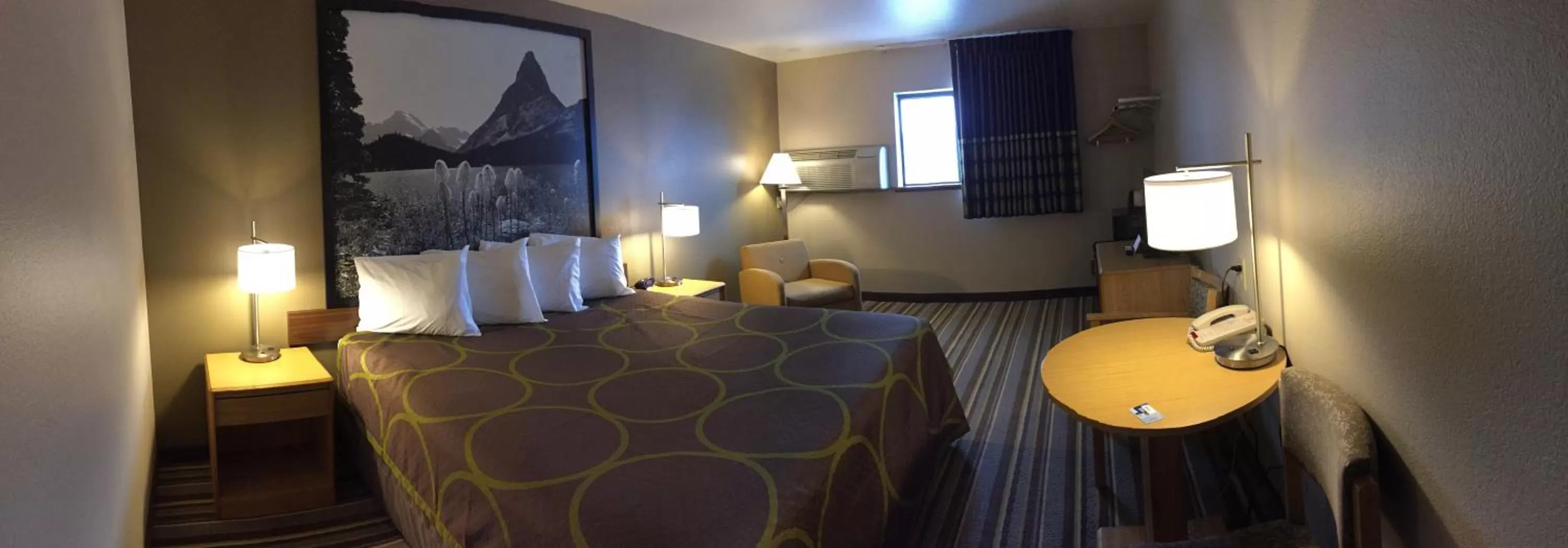 Photo of the whole room, Bed in Super 8 by Wyndham Dillon