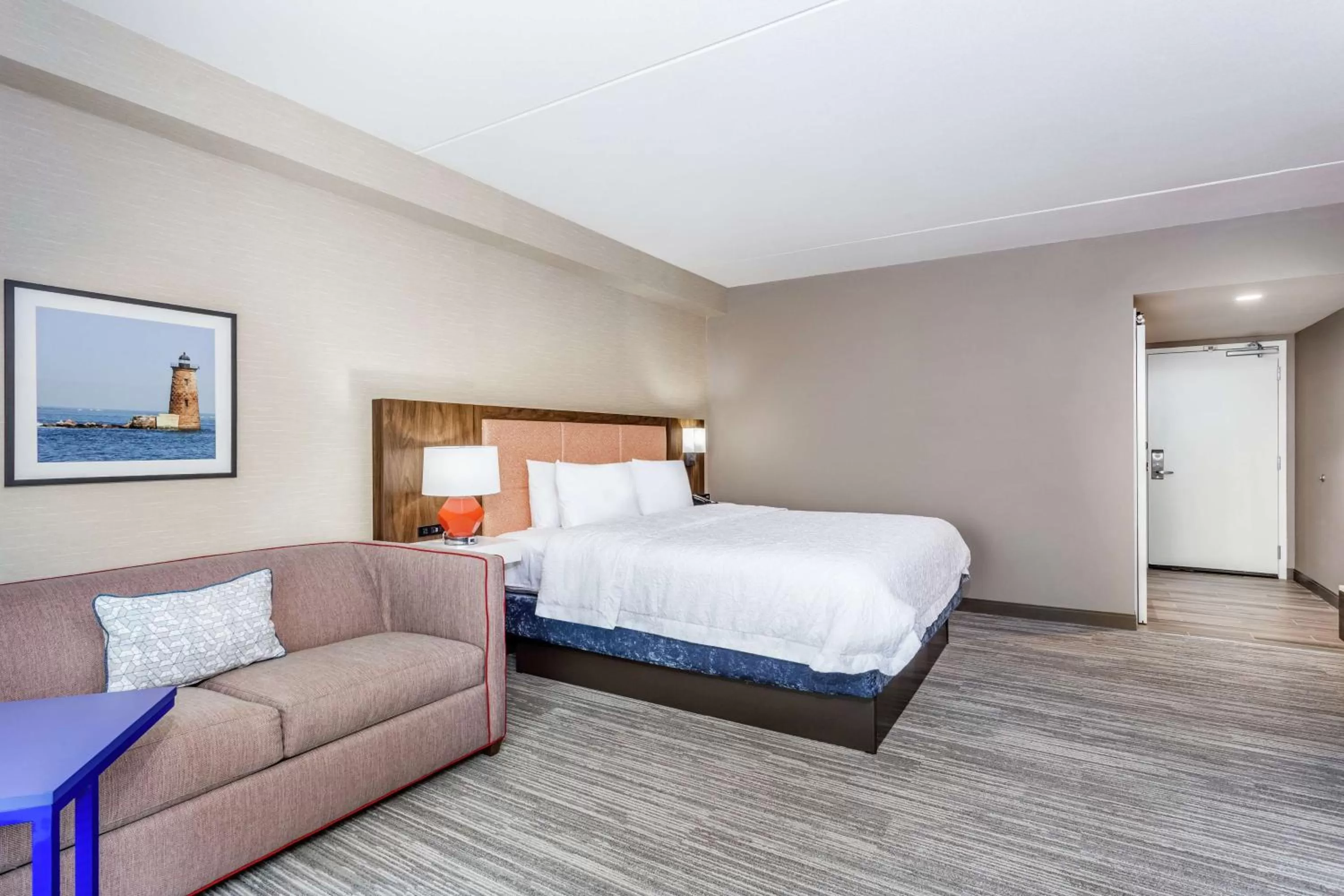 Living room, Bed in Hampton Inn & Suites Kittery-Portsmouth