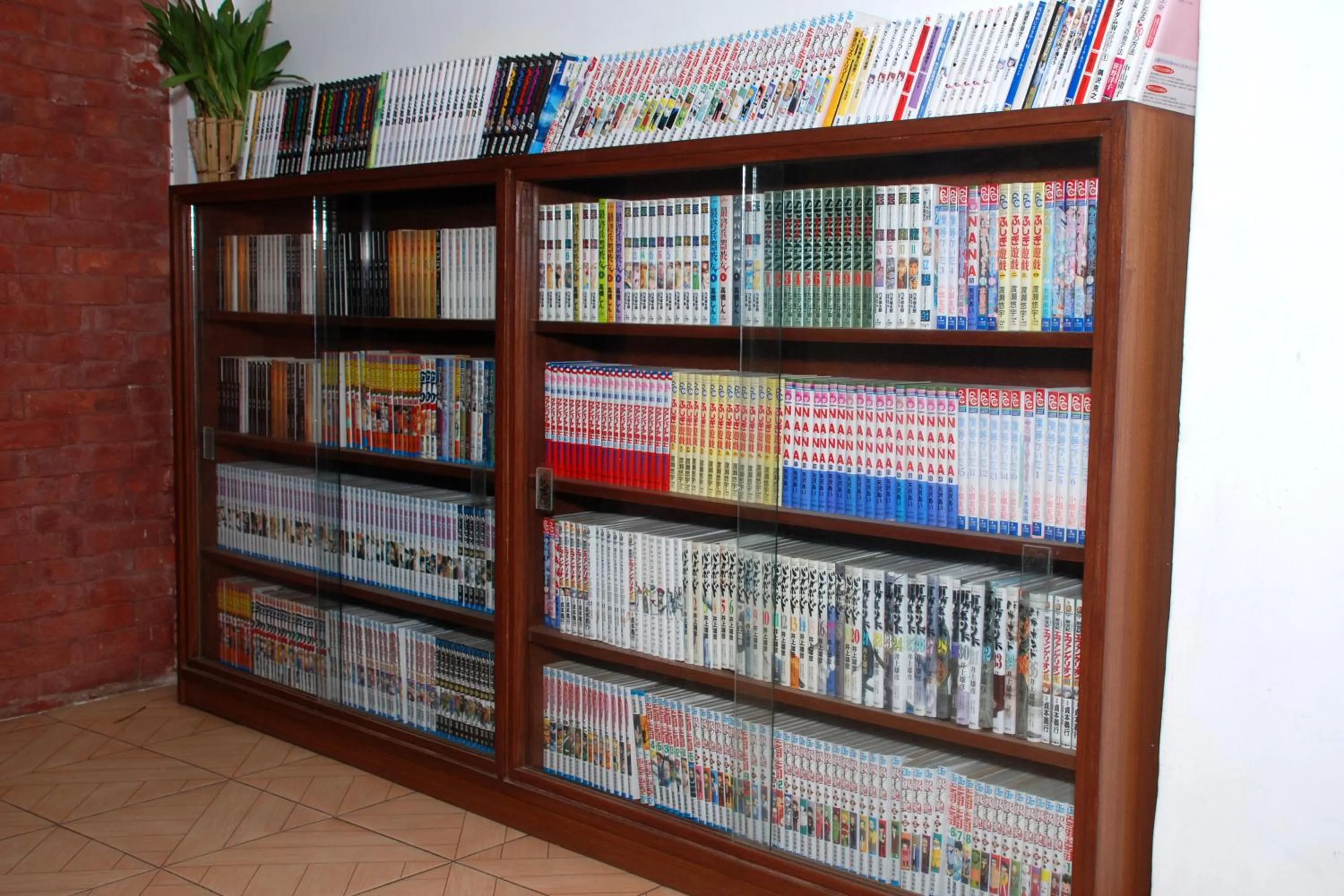 Library in Hotel Travelers Home
